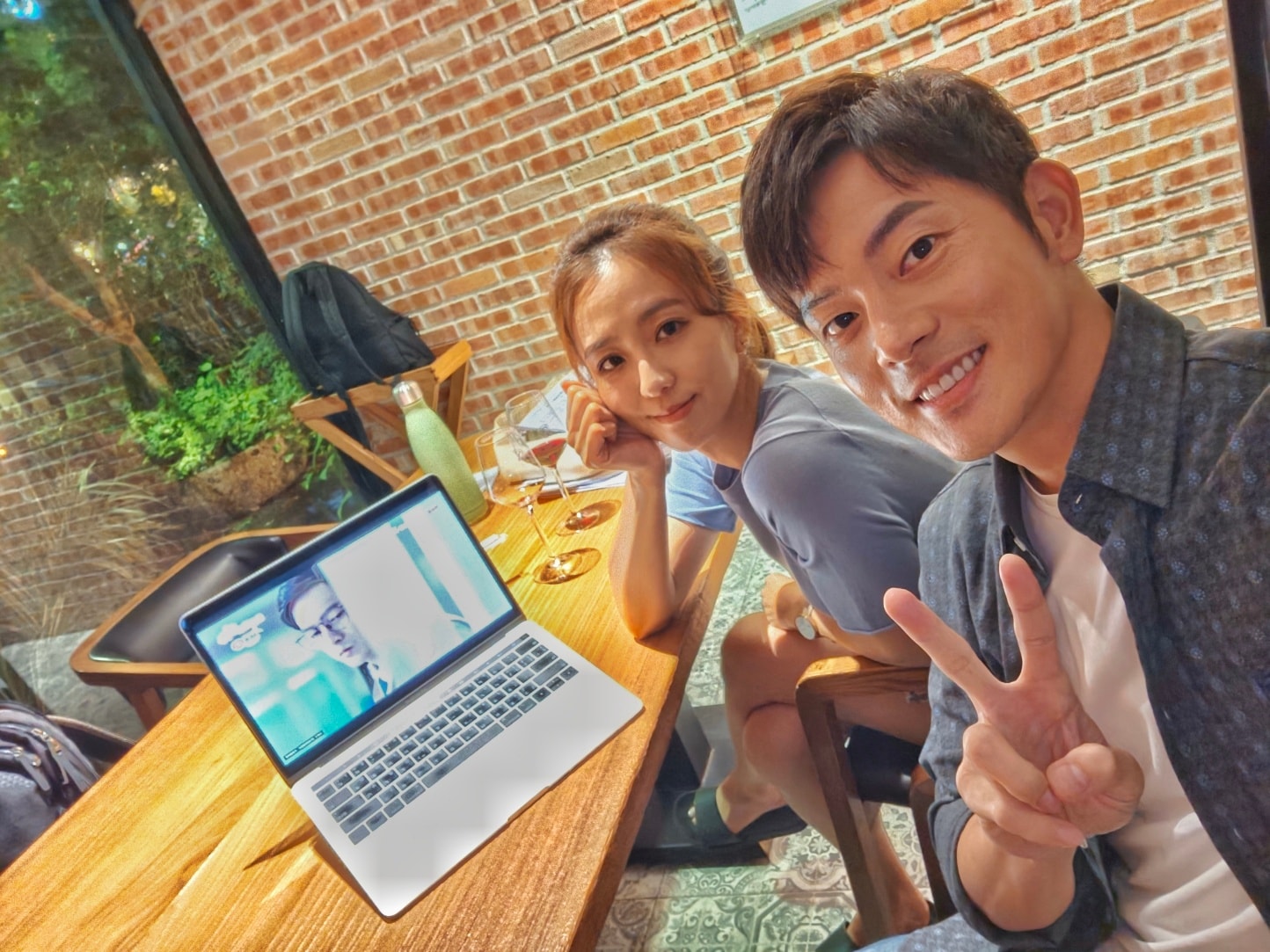 宥勝非常賣力入戲與打戲，但跟周曉涵「放閃」放過頭挨轟。（翻攝宥勝臉書）