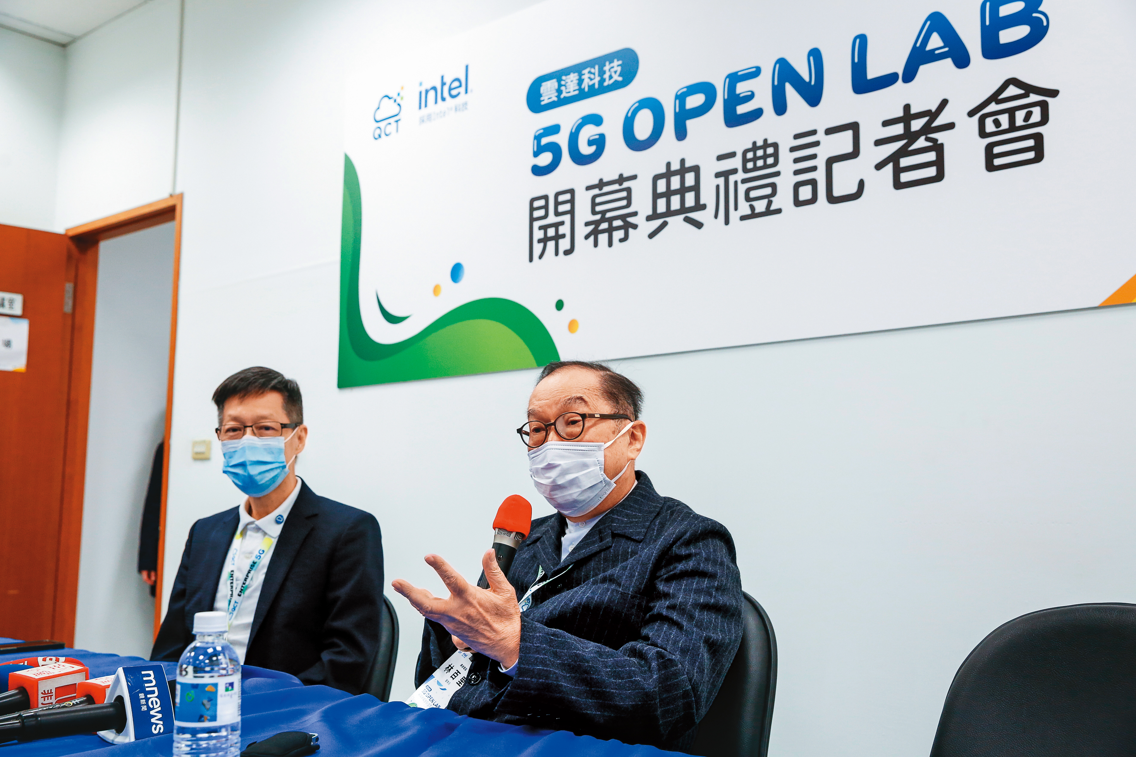 雲達成立5G Open Lab，廣達董事長林百里（右）廣邀科技夥伴結盟進軍5G企業專網。