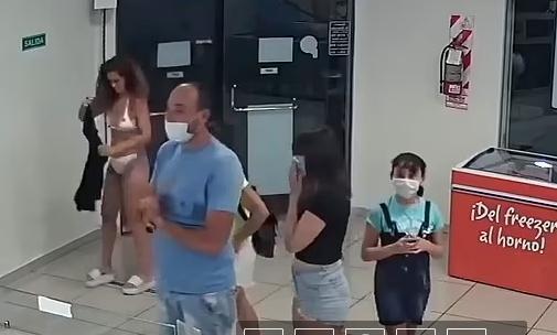 阿根廷一名女子因為沒戴口罩,便脫下裙子遮臉企圖進店消費。(翻攝自YouTube)