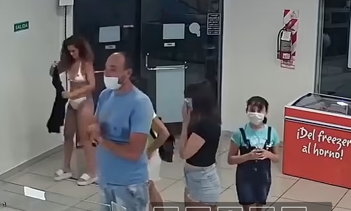 阿根廷一名女子因為沒戴口罩，便脫下裙子遮臉企圖進店消費。（翻攝自YouTube）