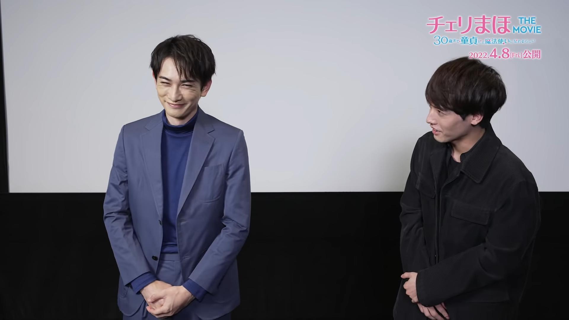 《電影版 如果30歲還是處男，似乎就能成為魔法師》的告知影片中，町田啓太賣關子透露電影版內容，引來赤楚衛二好奇。（翻攝畫面）