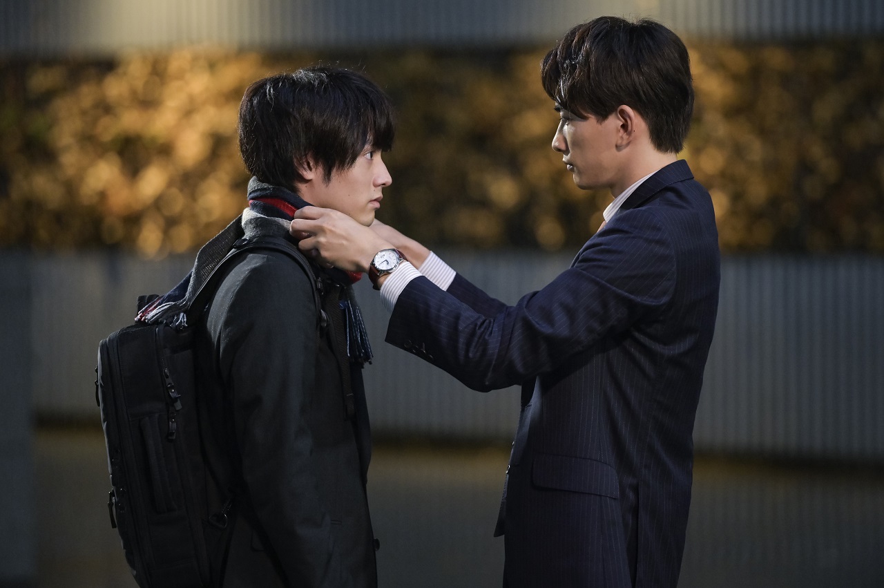 赤楚衛二（左）與町田啓太演出的東京電視台連續劇《 如果30歲還是處男，似乎就能成為魔法師》寫下深夜劇奇蹟，４月將推出電影版。（車庫娛樂提供）