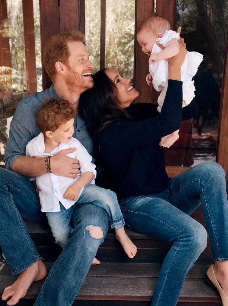 哈利與梅根去年公布一家四口耶誕卡，相當可愛。（翻攝Alexi Lubomirski IG）