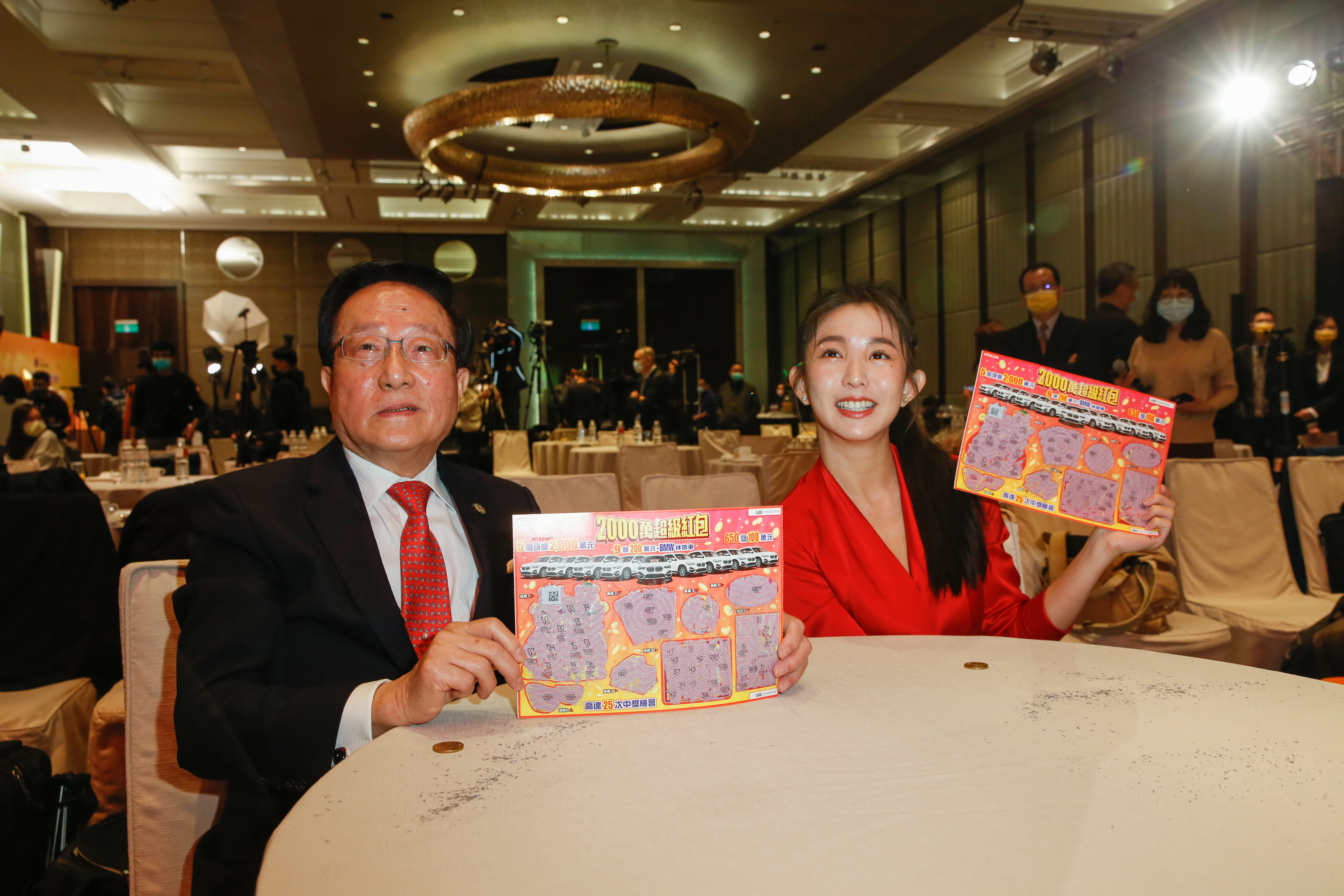 郭書瑤現場與台彩董視黃志宜一起玩刮刮樂試手氣。