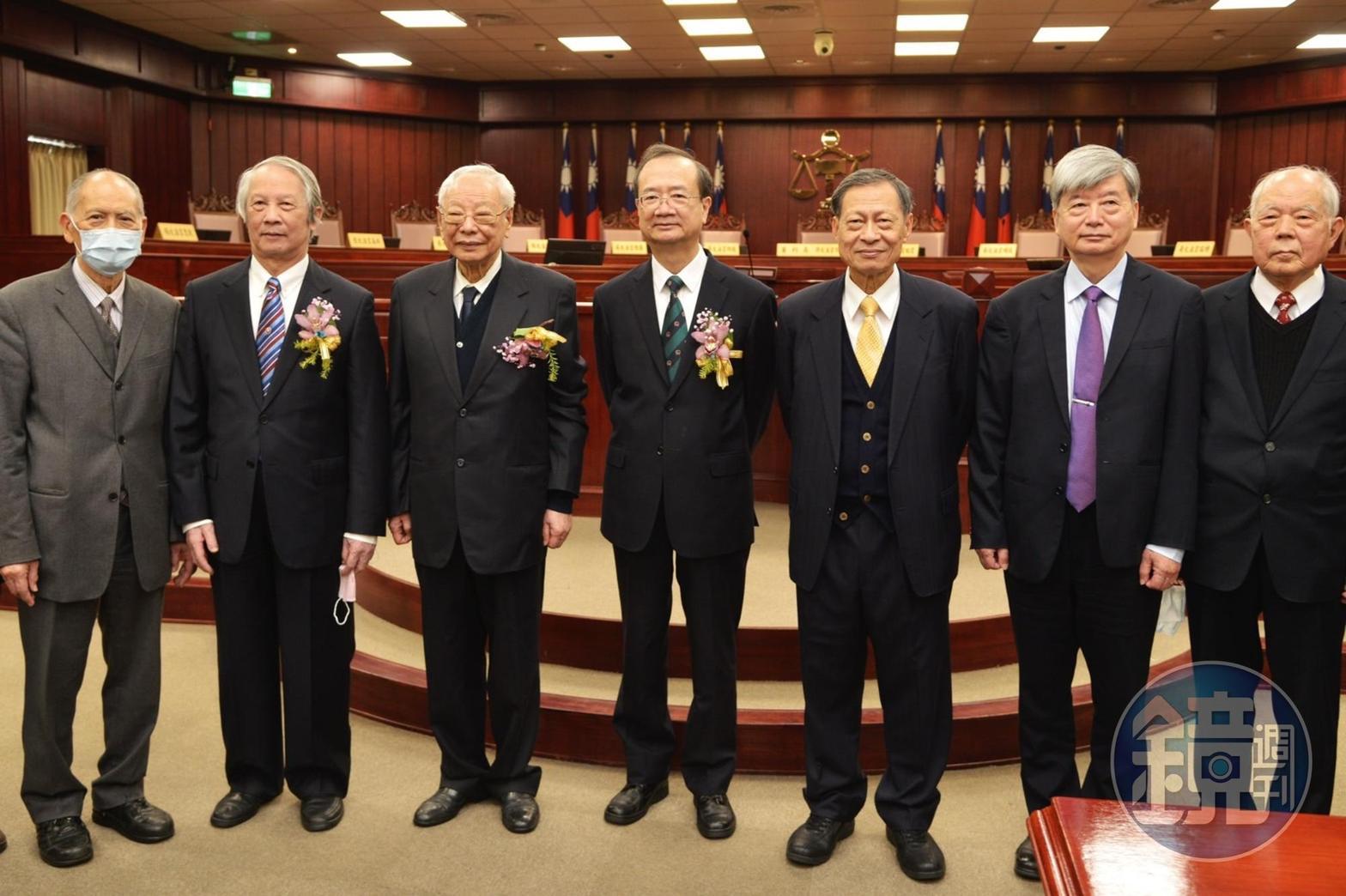 司法院前賴浩敏(左2起)、前院長翁岳生、院長許宗力、前院長賴英照共同見證憲法訴訟新制實施。