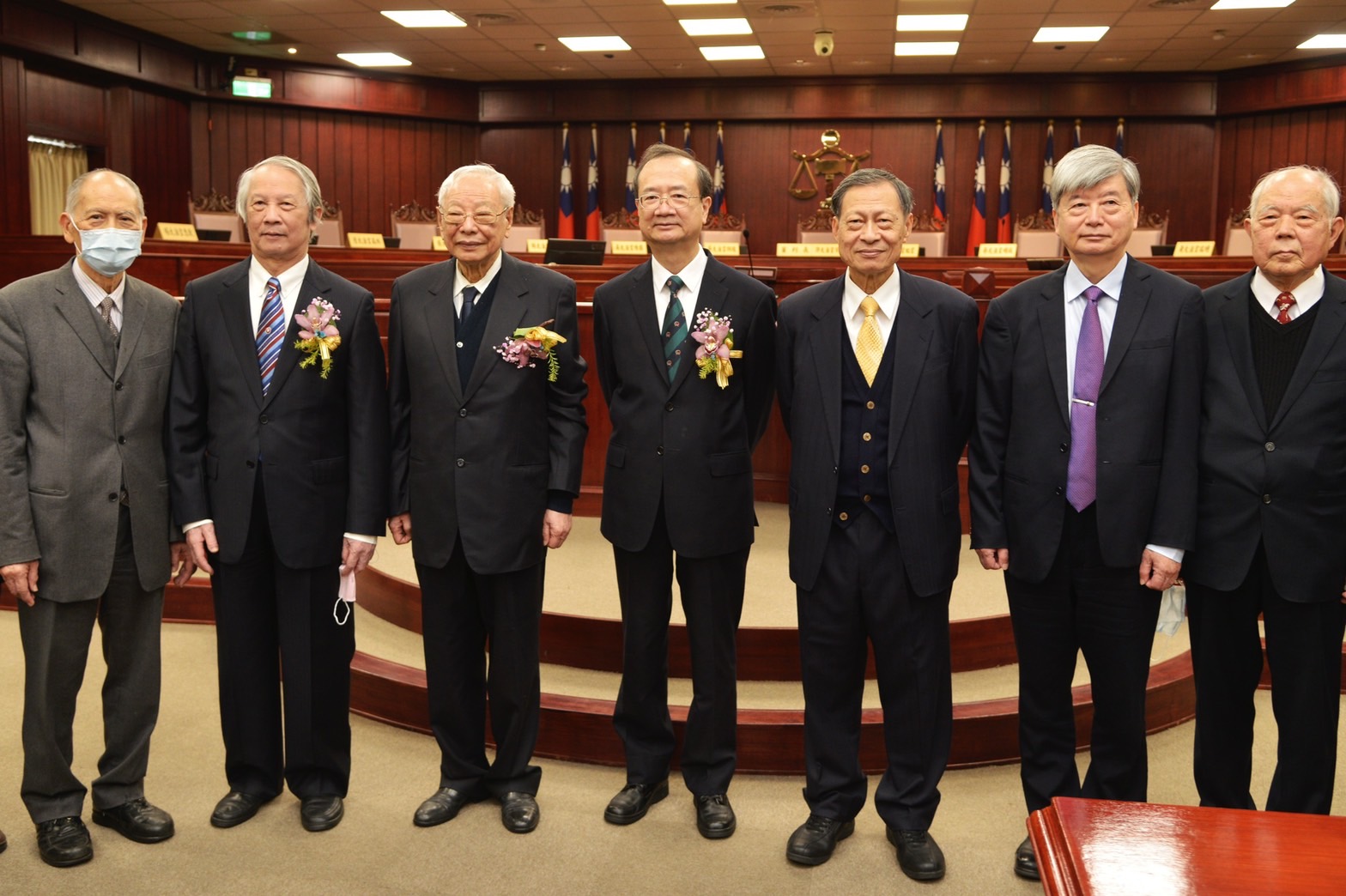 司法院前賴浩敏（左2起）、前院長翁岳生、院長許宗力、前院長賴英照共同見證憲法訴訟新制實施。