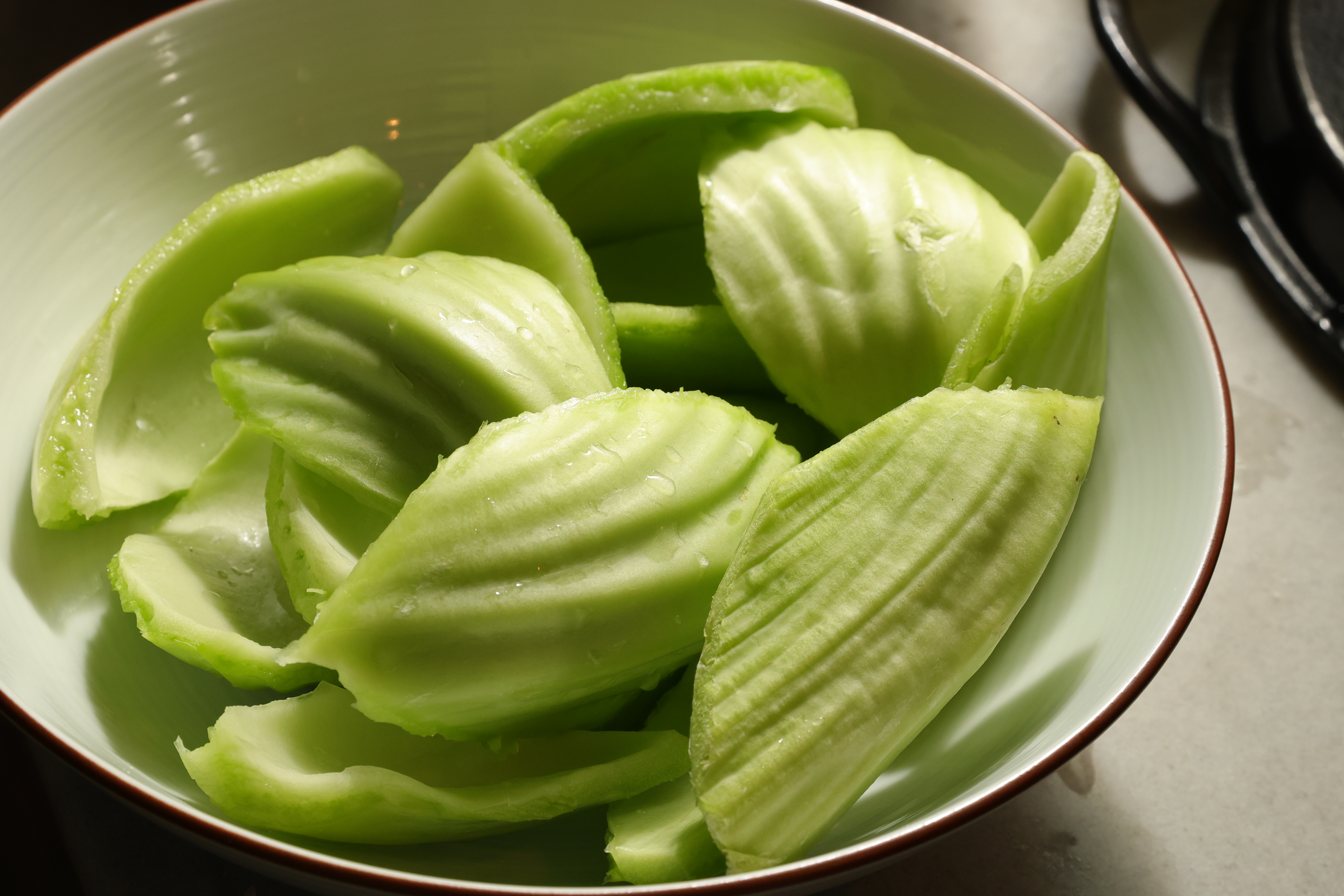 芥菜心洗淨修剪成荷花瓣形。