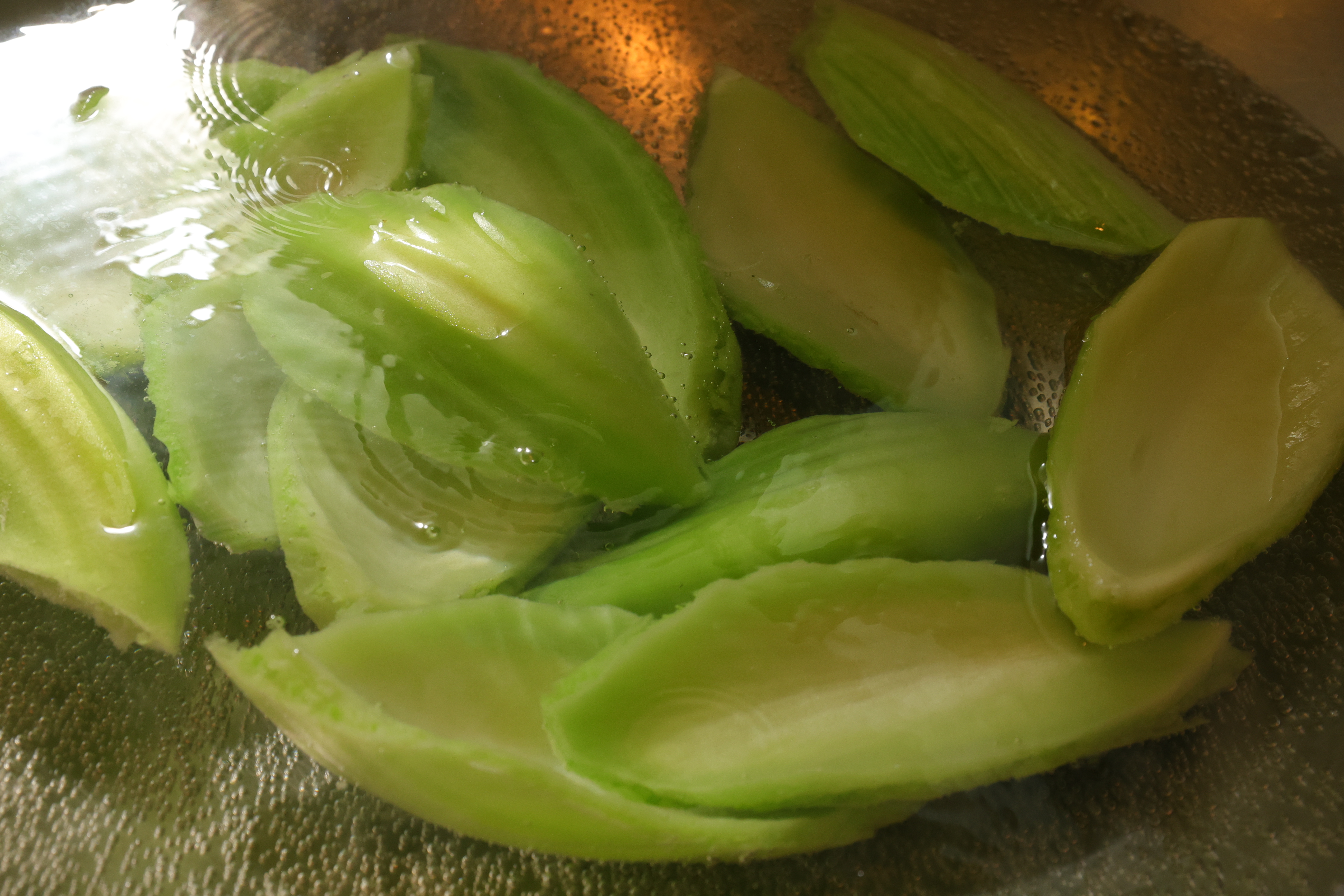 滾水燙芥菜心。