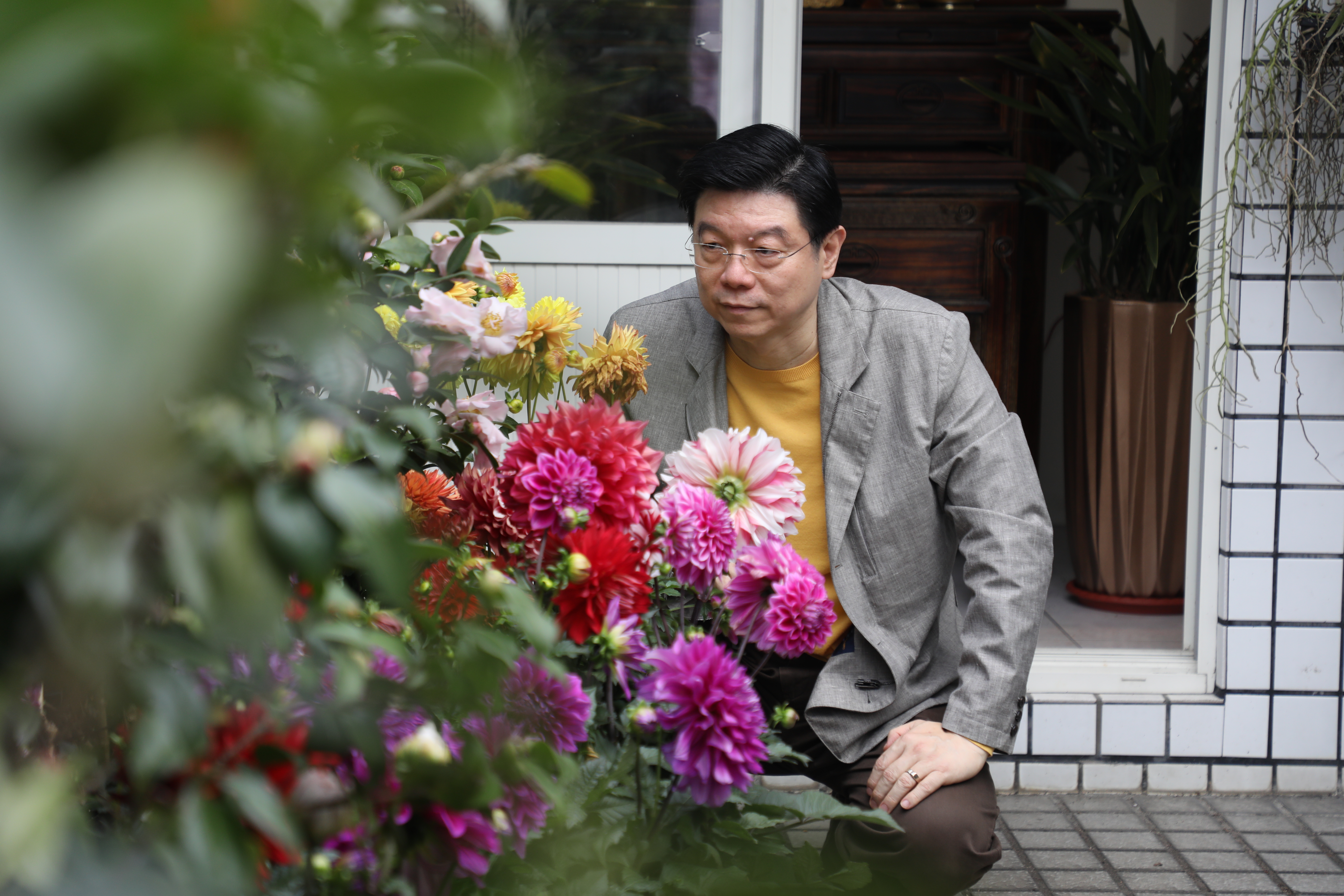《鏡週刊》社長裴偉吃遍四方，也跟各方名廚學菜，最後融會貫通為自己的食譜，近年每個週末都在家做菜，現在也公開他的廚房筆記。