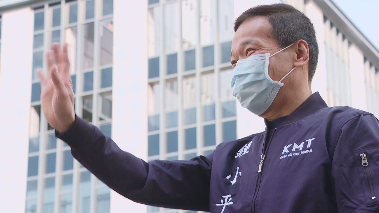 無黨籍台北市議員鍾小平，4日邀請國民黨黃復興黨部主委季麟連站路口宣傳罷昶。