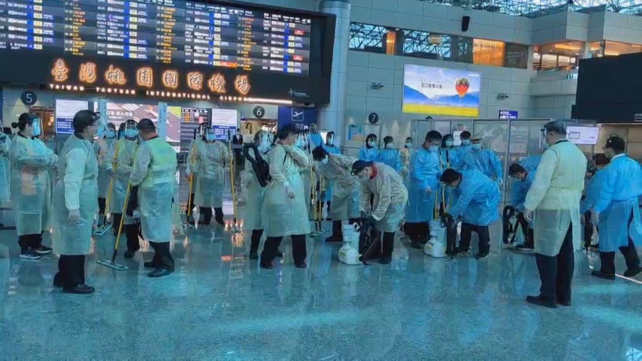 桃園機場發生清潔人員確診的本土個案,化學兵4日早上前往個案的工作場域全面清消。