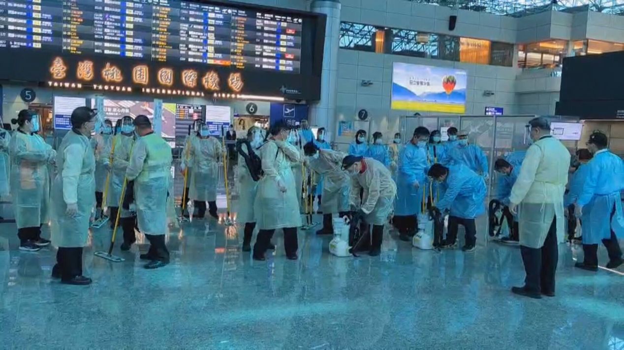 桃園機場發生清潔人員確診的本土個案，化學兵4日早上前往個案的工作場域全面清消。