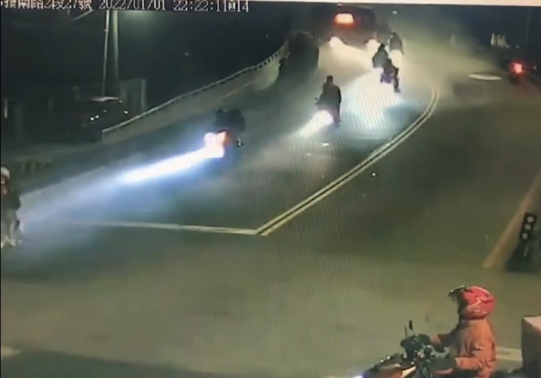 飆仔沿路燃放煙火及信號彈,火光及濃煙嚇壞附近居民。(警方提供)