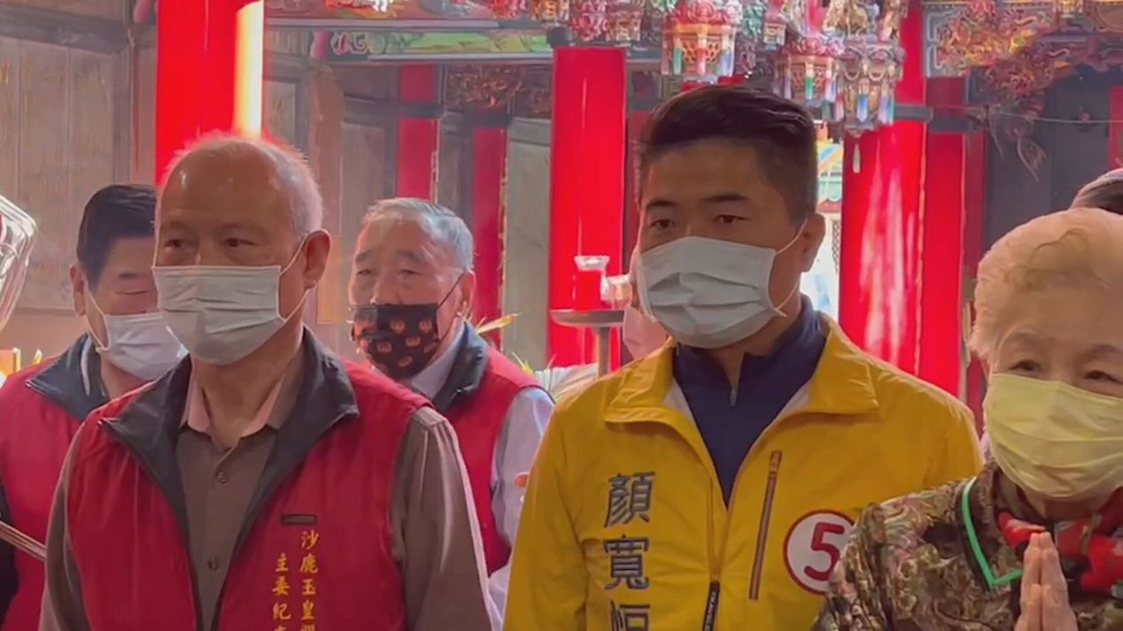 中二選區候選人顏寬恒至廟裡參拜，竟巧遇台北市長柯文哲之母（最右）。