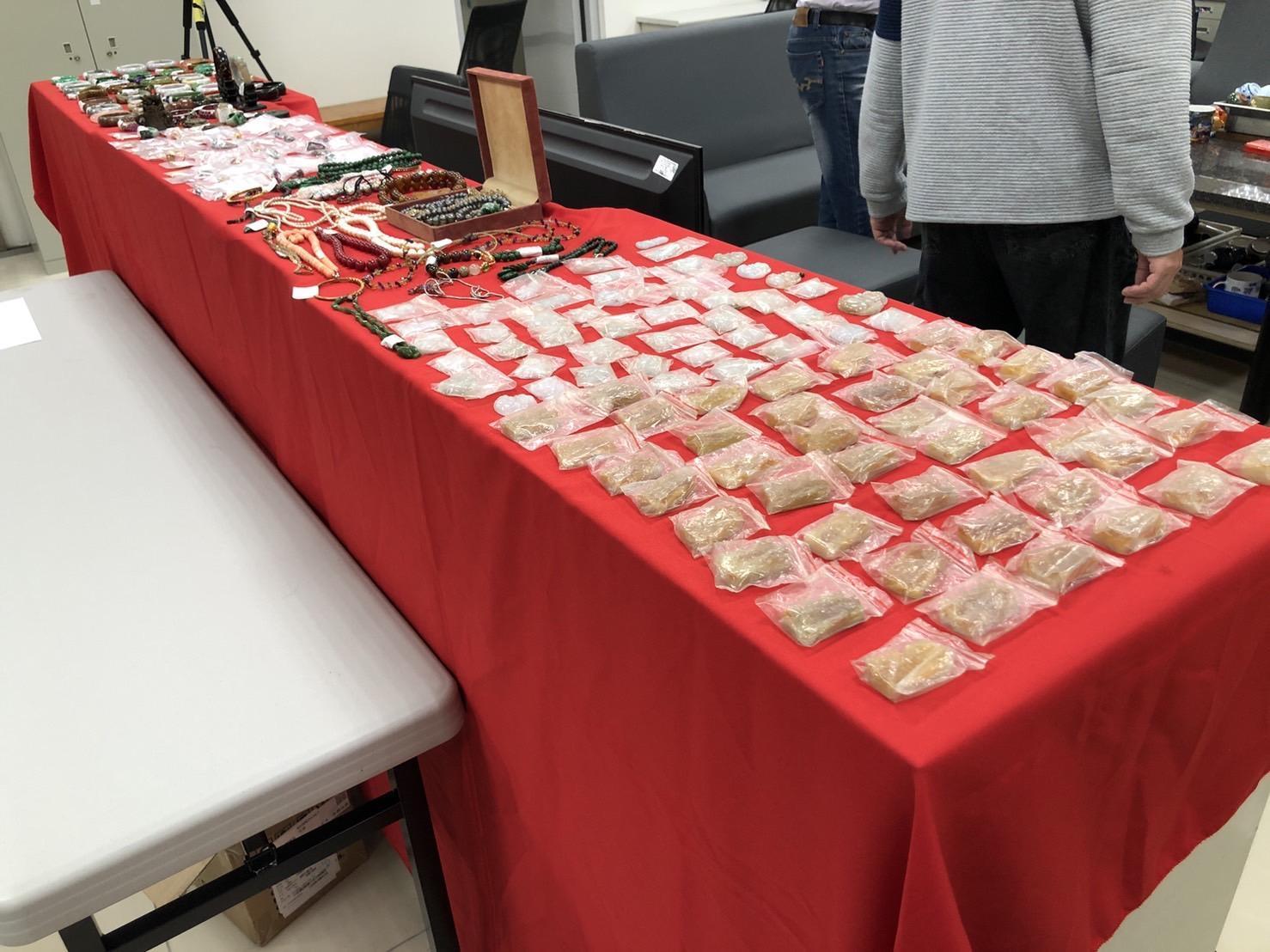 警方起出失竊的手鐲、翡翠、玉珮等珠寶。(警方提供)