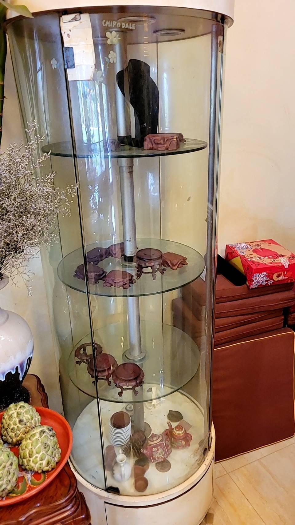 總價5百萬元的金飾擺在這個玻璃櫃內被盜走。(警方提供)