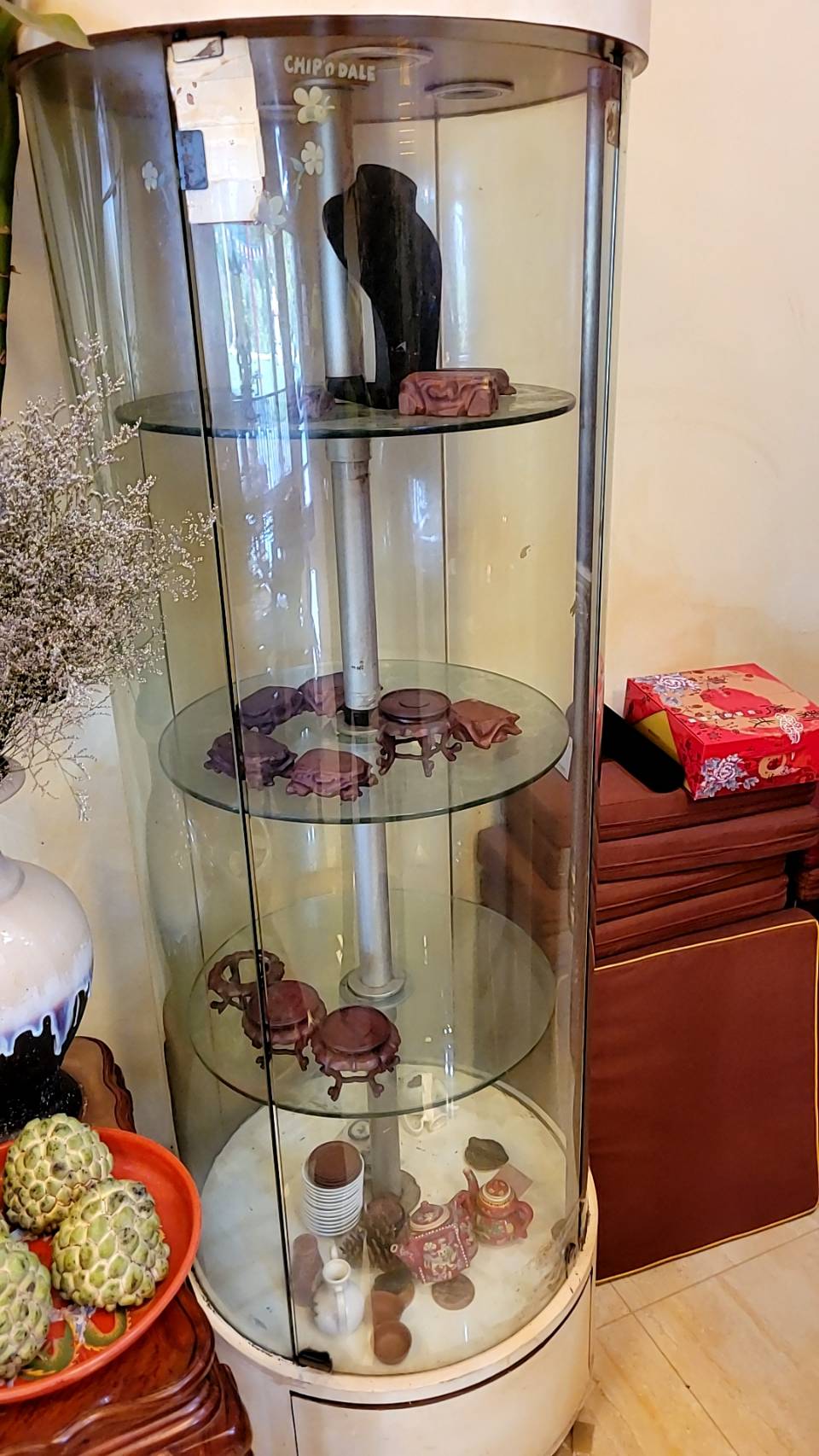 總價5百萬元的金飾擺在這個玻璃櫃內被盜走。（警方提供）