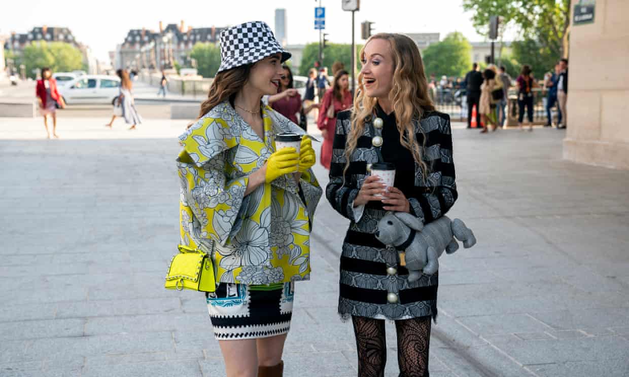 佩卓（右）在《艾蜜莉在巴黎》第二季與艾蜜莉在巴黎逛街。（Netflix提供）