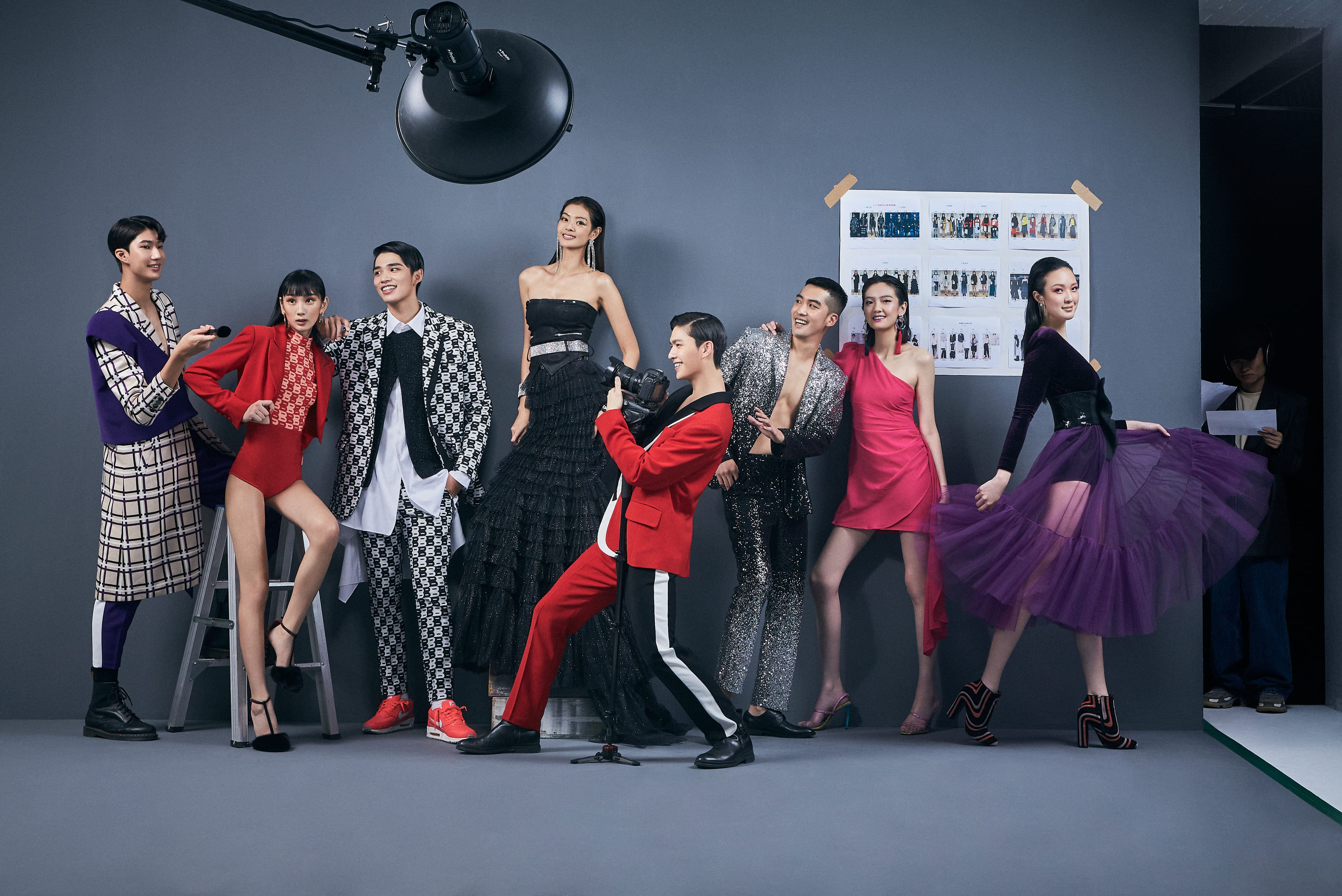 伊林藝人拍攝2022新年「時尚日常」賀卡，金雲（左起）、王采嫻、王品澔、林嘉綺、王碩瀚、廖彥龍、董冠辰、吳品萱。（伊林娛樂提供）