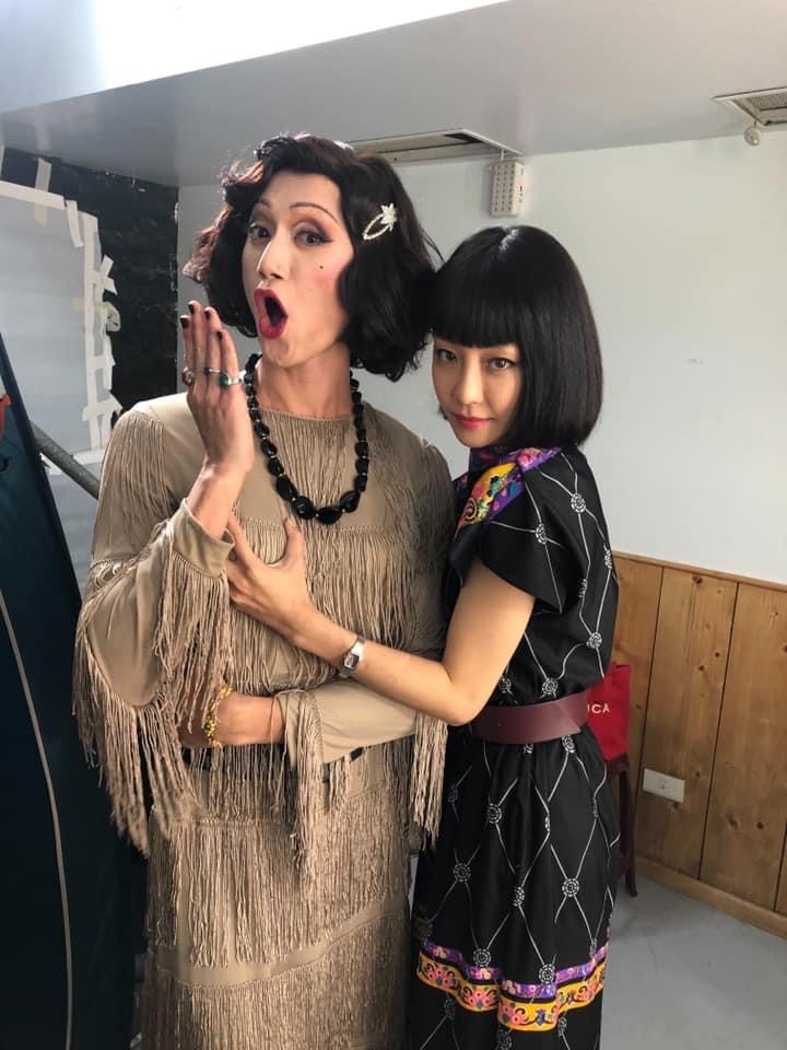 昨謝欣穎在臉書分享和吳慷仁飾演的第三性公關的掐奶照。(翻攝謝欣穎臉書)