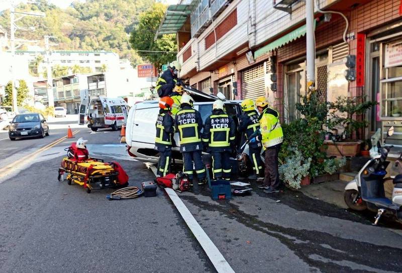 警方破壞車體，將受困車內的3女救出。（消防局提供）