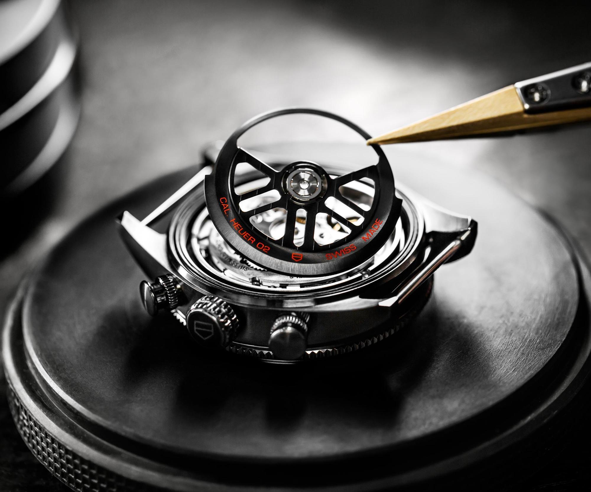 Autavia飛返計時碼錶的裝載自製Heuer 02機芯，這次也改成透明後底蓋，得以欣賞機芯運作。
