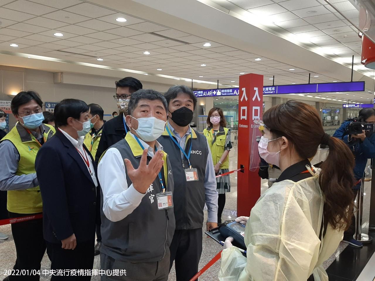 醫福會執行長王必勝（著灰背心右者）將第4度攬下重任，擔當桃機「前進指揮所」指揮官。（指揮中心提供）