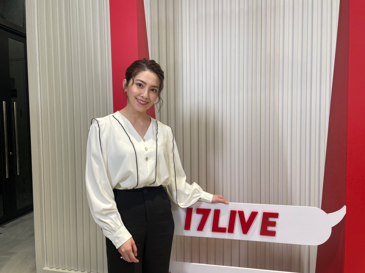 許藍方主持17LIVE兩性節目《許藍方的愛vs性相談室》。（17LIVE提供）