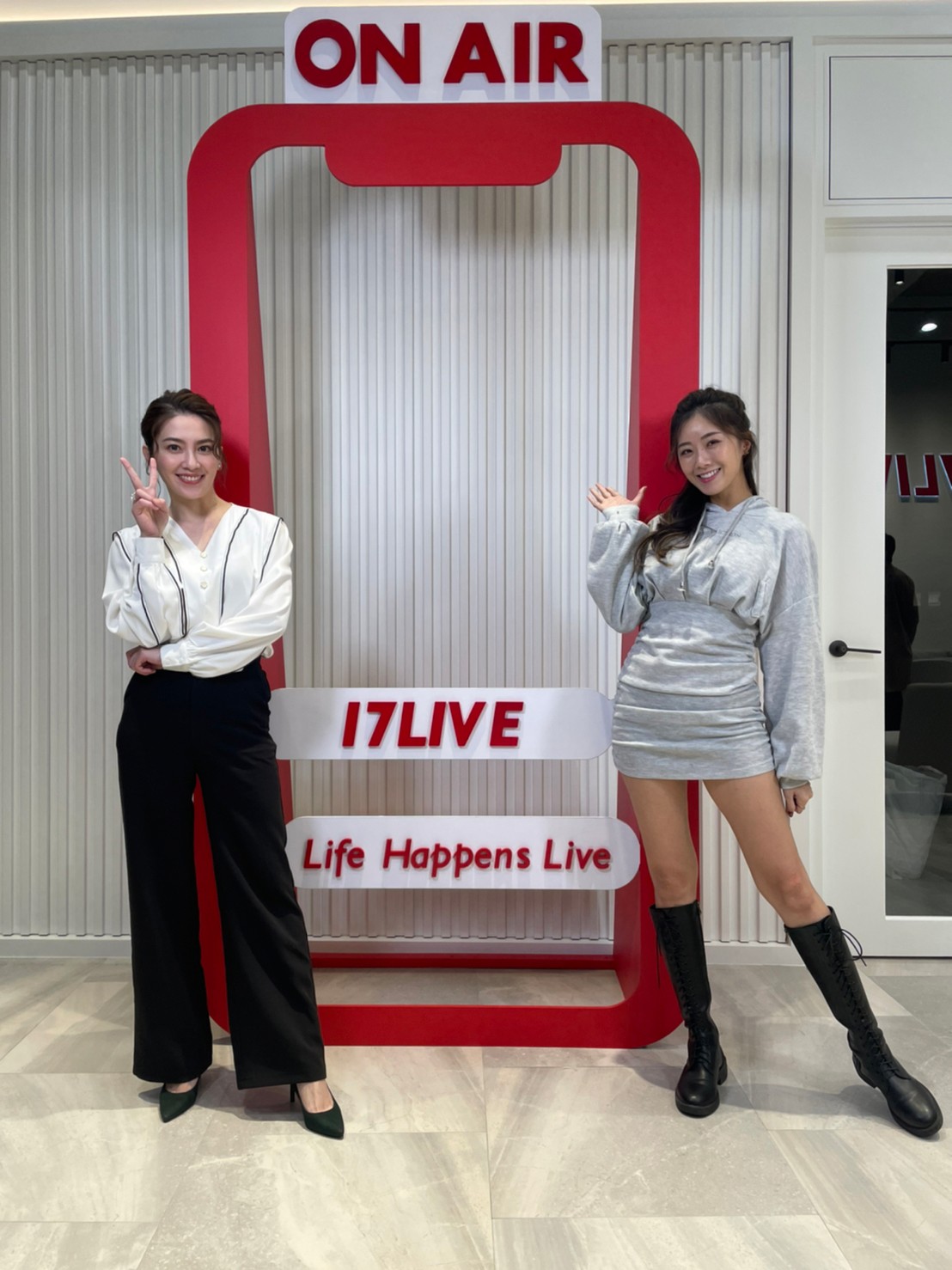 許藍方（左）與曾甜（右）在《許藍方的愛vs性相談室》大聊渣男渣女。（17LIVE提供）