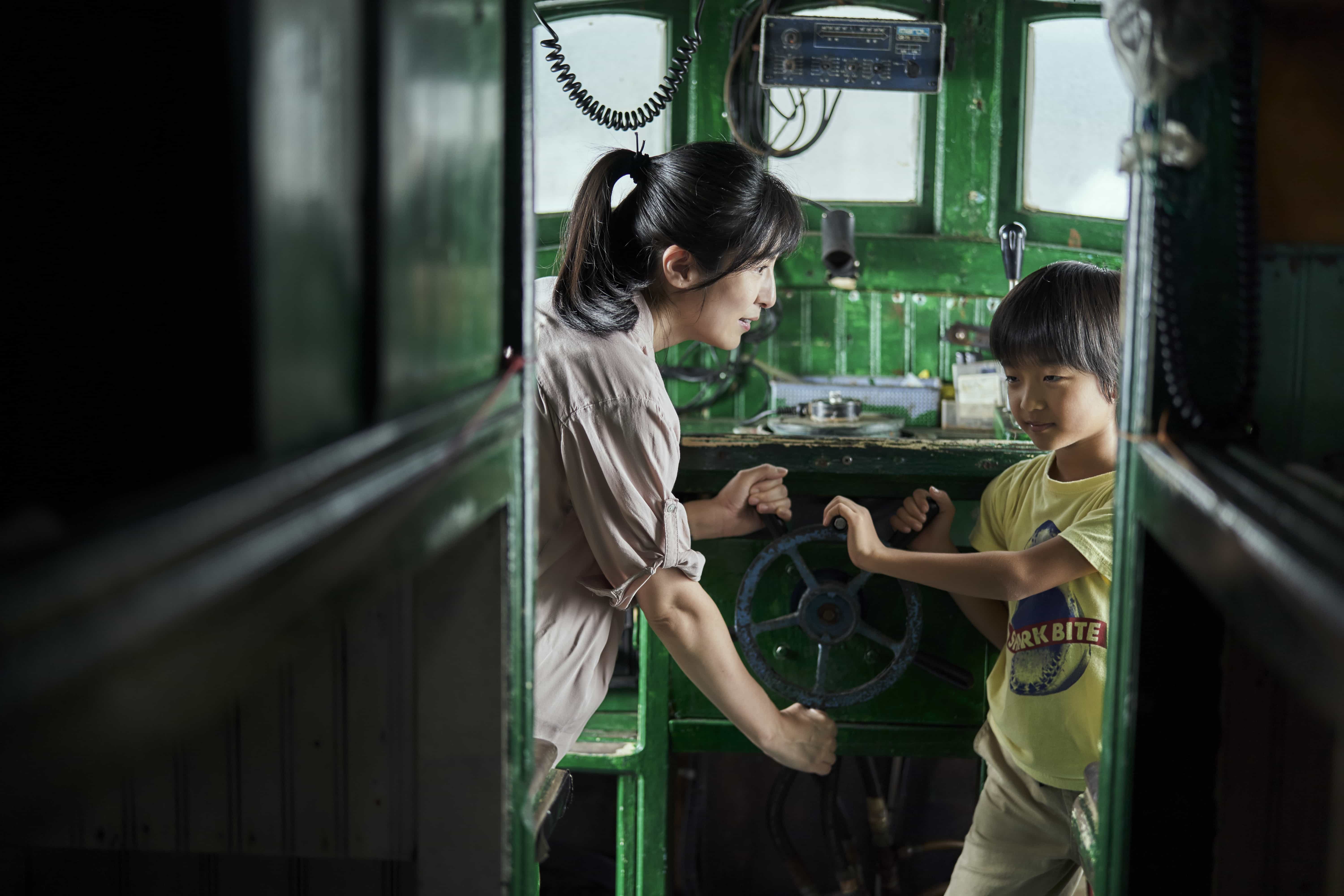 楊采妮（左）與兒子白潤音（右）劇中感情好，她花了些時間讓2人建立起情感。（甲上提供）