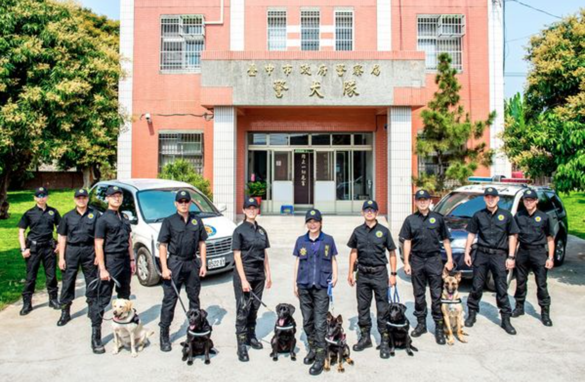 成軍3年的台中市警犬隊,遭爆任意更改規定撤換領犬員。(翻攝台中市警察局臉書)