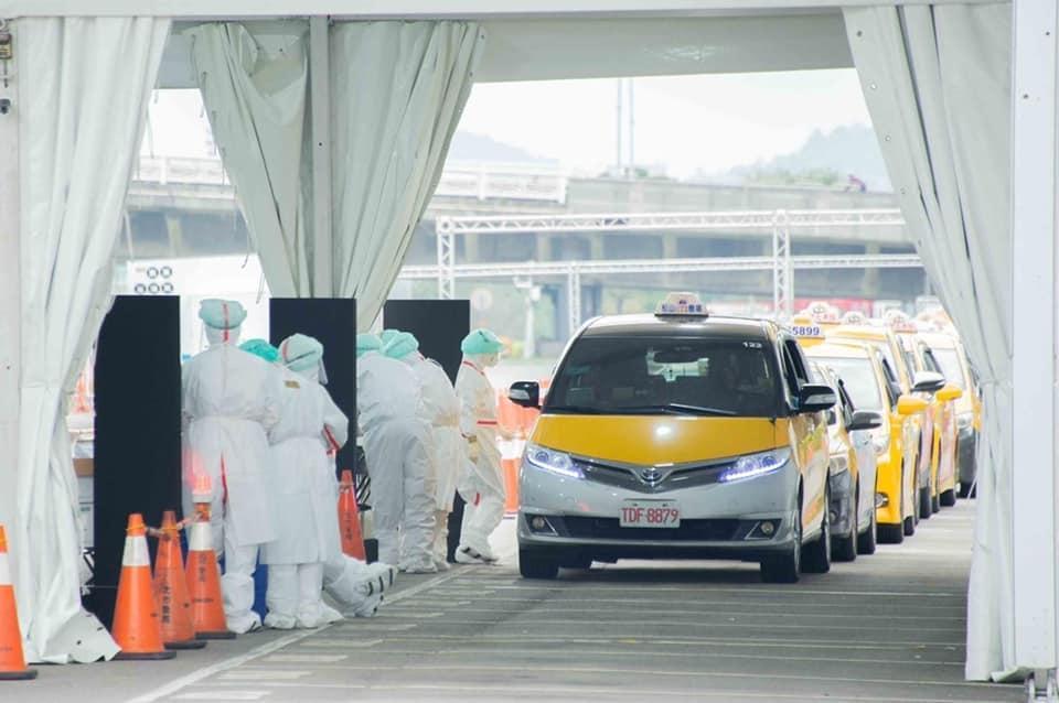 聯合醫院設立大佳河濱公園的「快速篩檢車來速」，對於居家檢疫的民眾，可以直接搭乘防疫計程車進行不下車的快速篩檢。（翻攝自黃珊珊臉書）