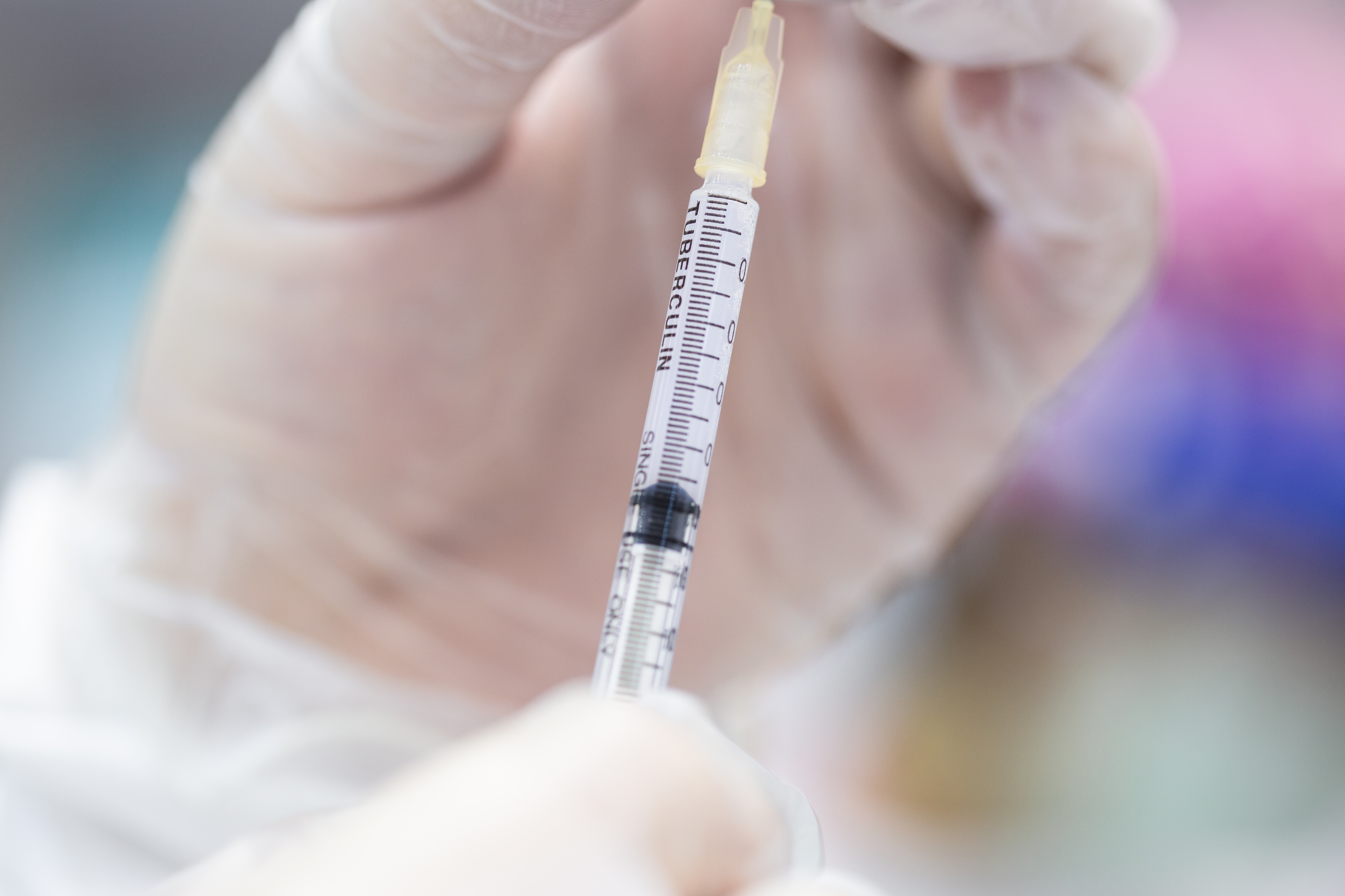 魔王級新變種病毒「Omicron」全球大流行,各國搶打第三劑追加劑,示意圖。