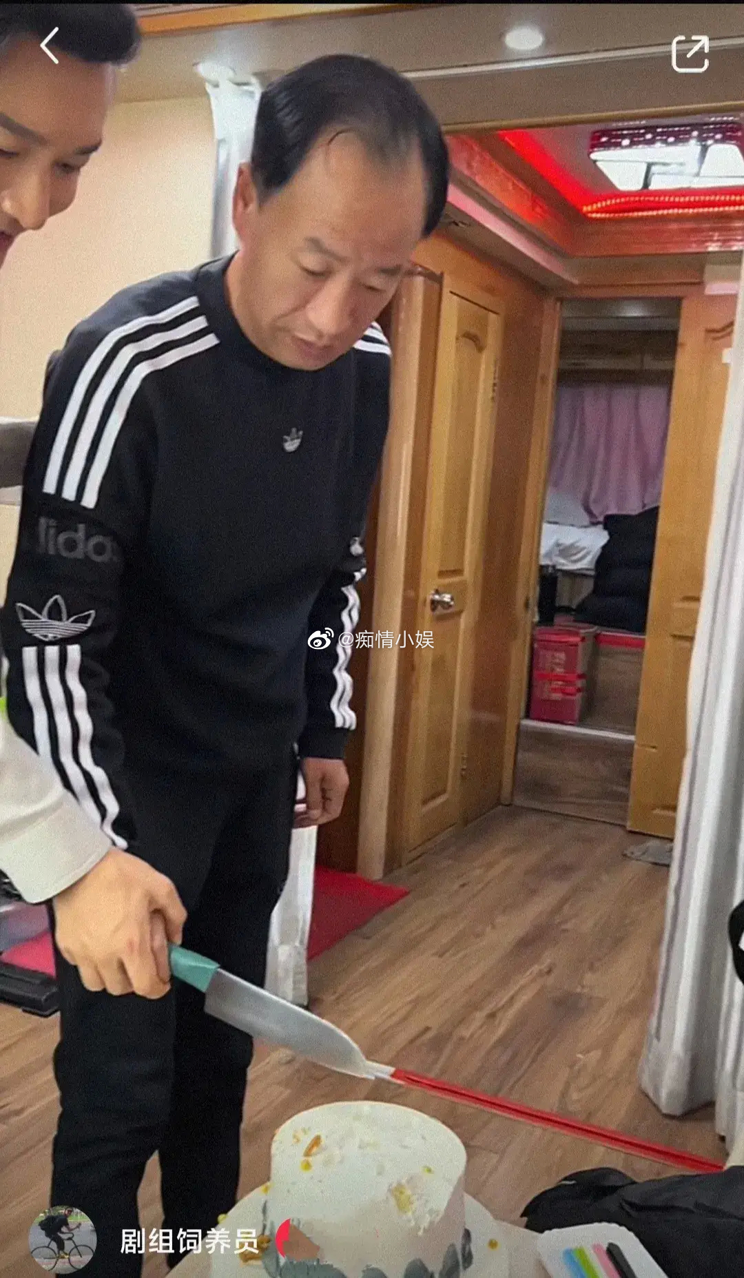 黃曉明並握著壽星的手一起切蛋糕。(微博圖片)