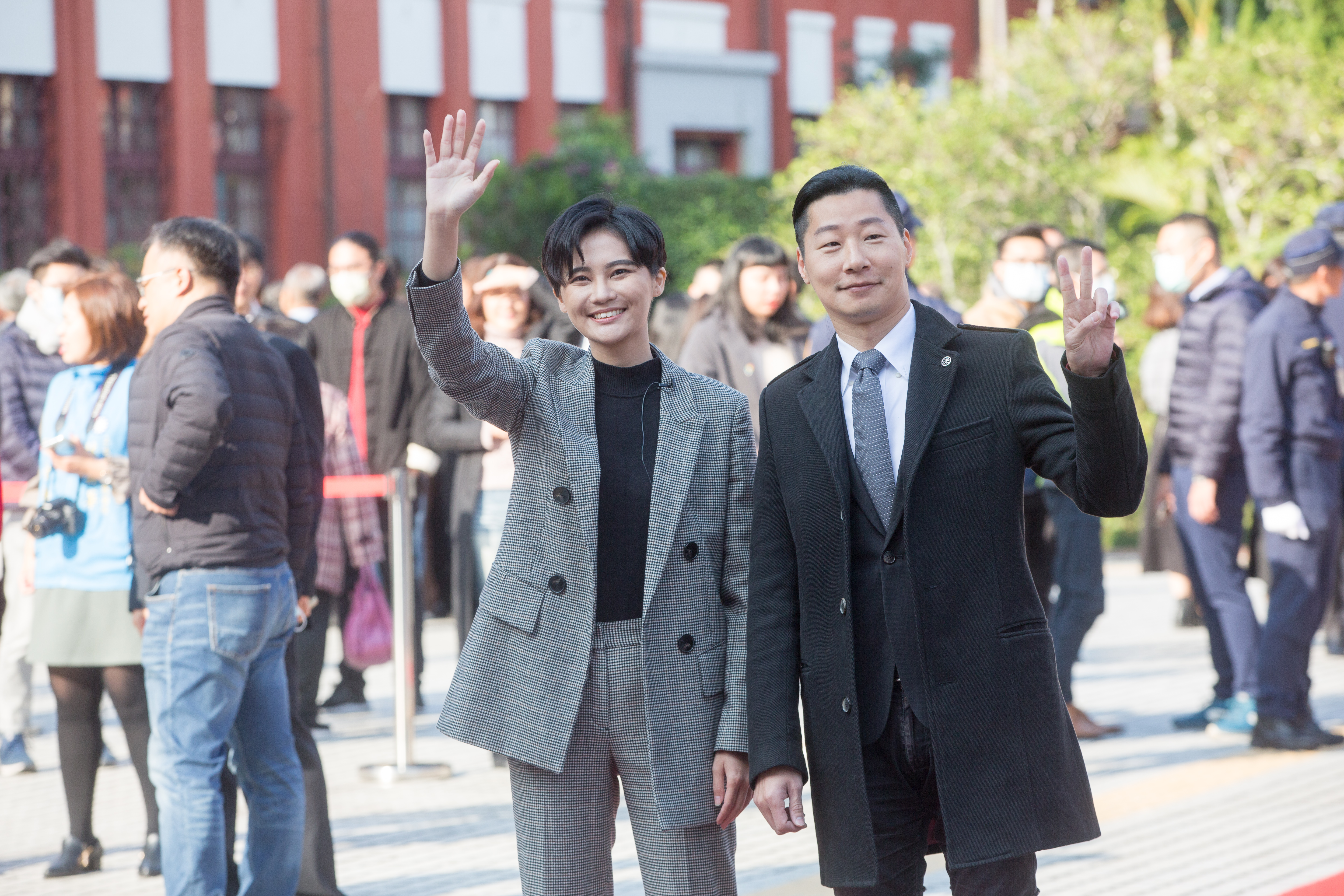 前閃靈樂團主唱、北市第五選區中正萬華立委林昶佐（右），去年因萬華疫情爆一連串的失言，引發民怨。