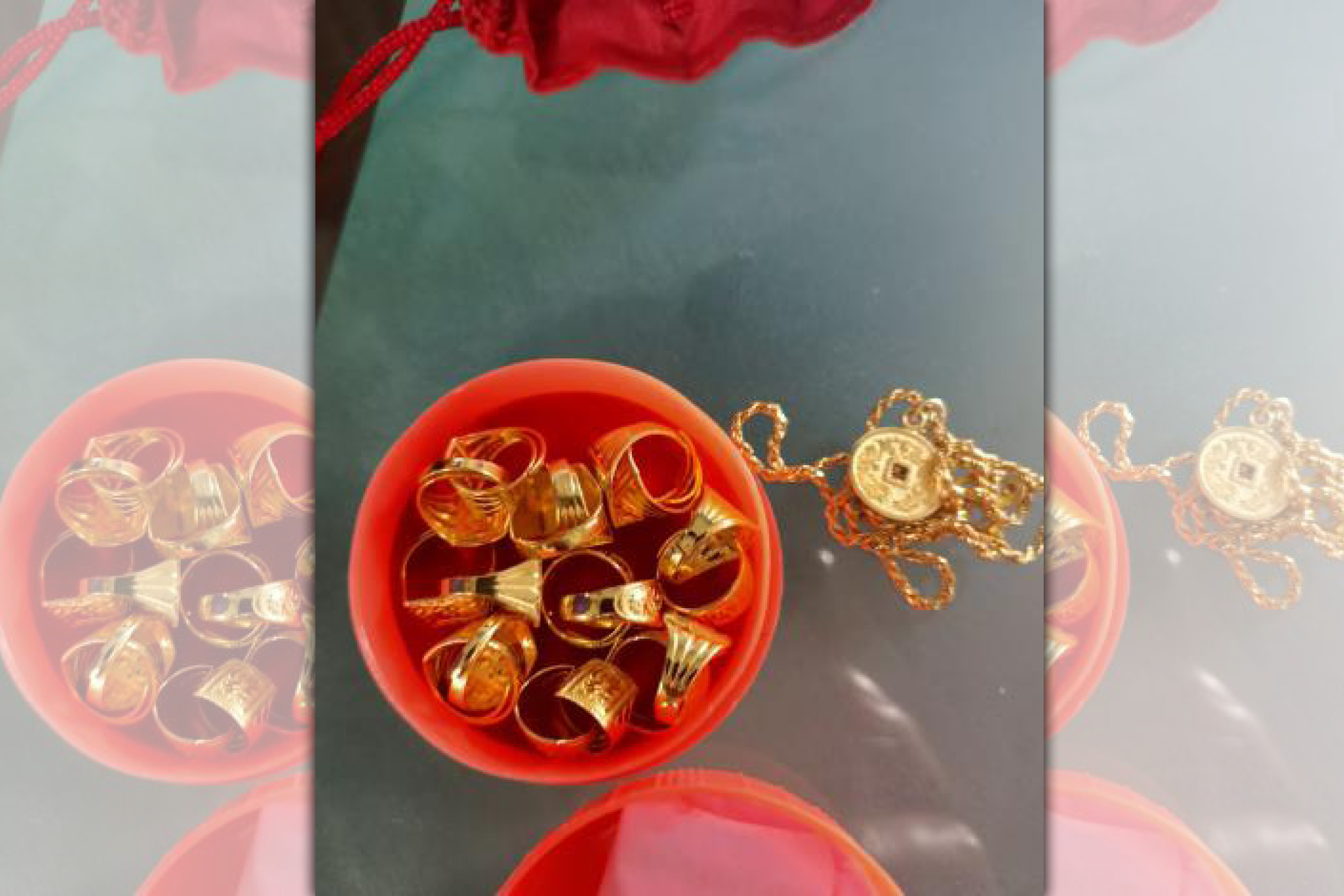 台南善化區清潔隊昨（4日）下午處理廢傢具分類、破碎作業時，發現一張舊床板的抽屜內有19件金飾。（南市環保局提供）