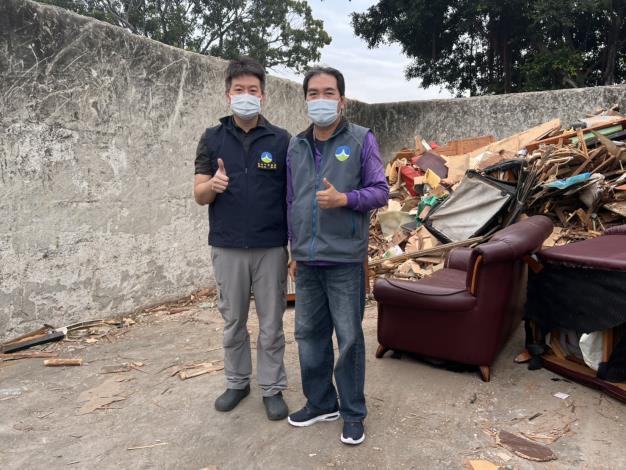 善化區清潔隊在舊傢俱內拾獲19件金飾,最後順利物歸原主。(南市環保局提供)