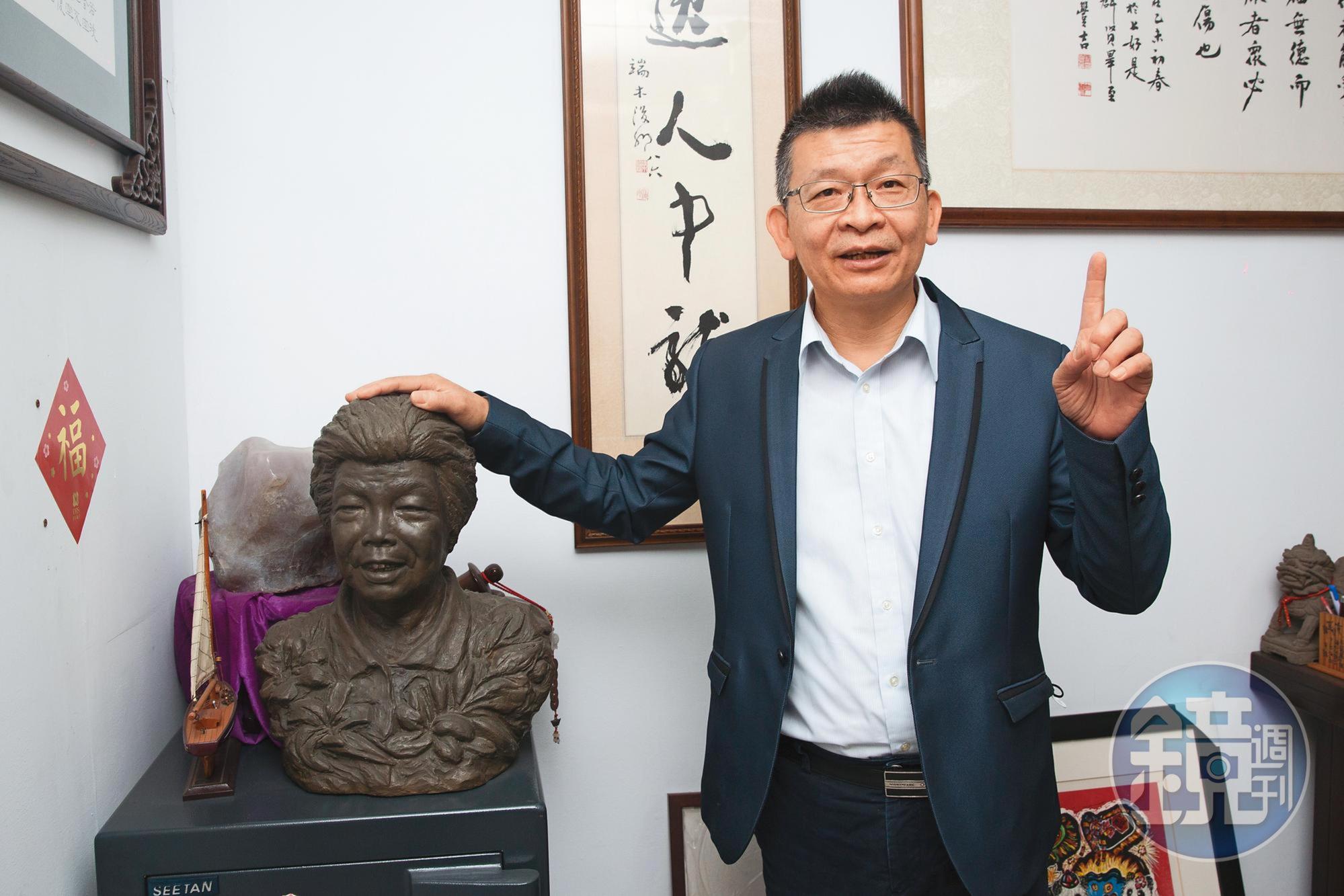 楊勝得在辦公桌前放了母親的雕像,讓他可以天天見到母親尊顏。