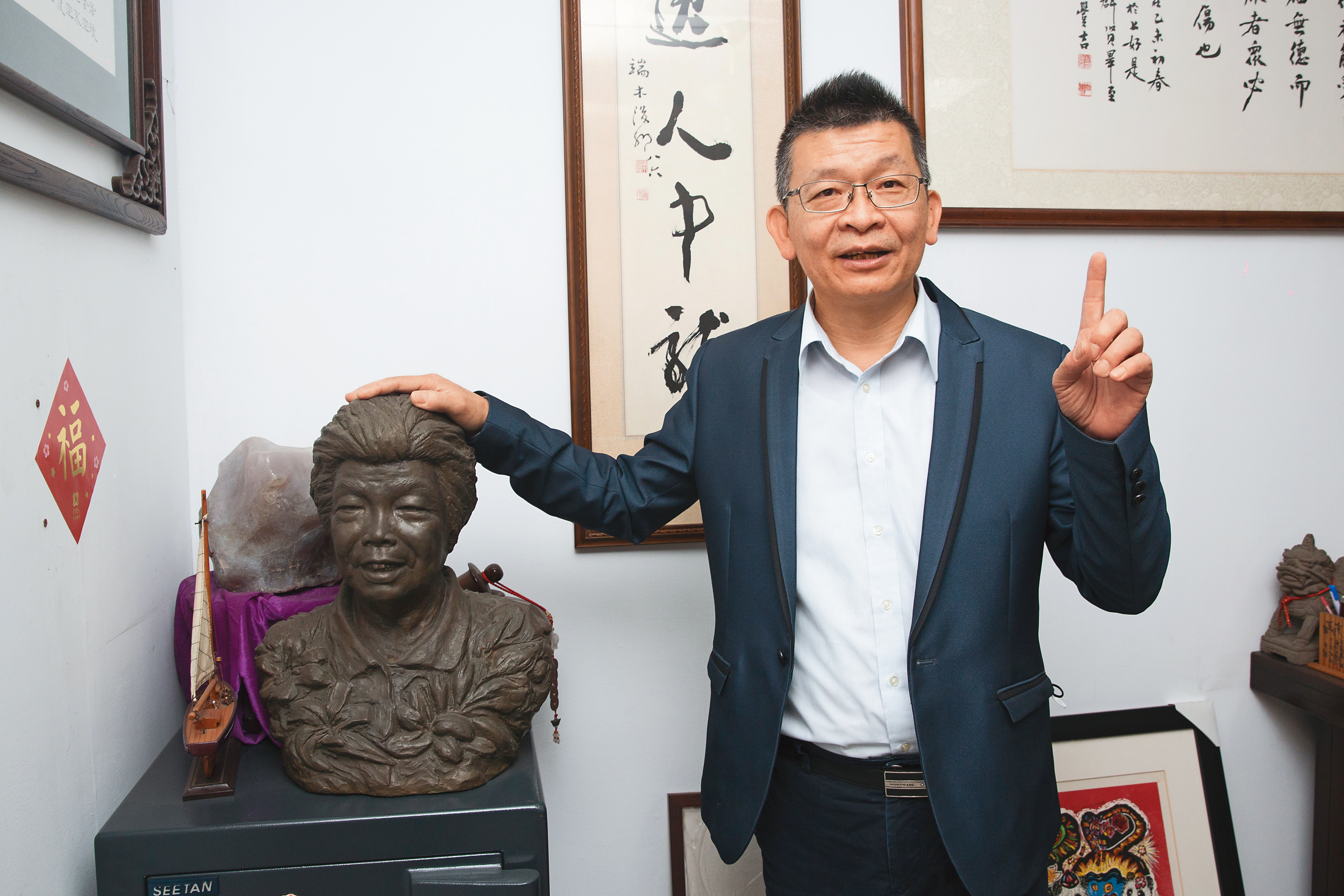 楊勝得在辦公桌前放了母親的雕像，讓他可以天天見到母親尊顏。
