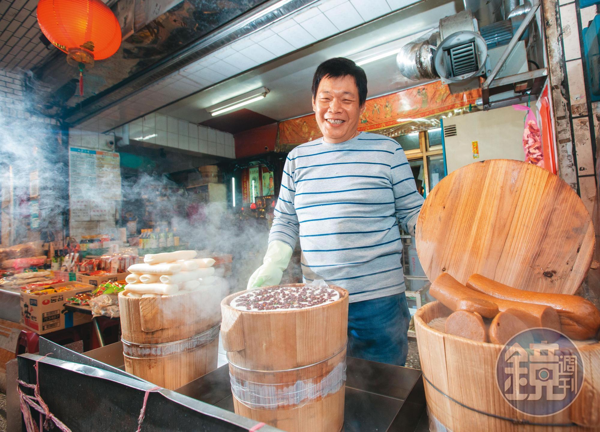 今年50歲的周國良,11歲就在店裡幫忙,7年前父親過世後接班,至今仍堅持用傳統方式製作年糕。