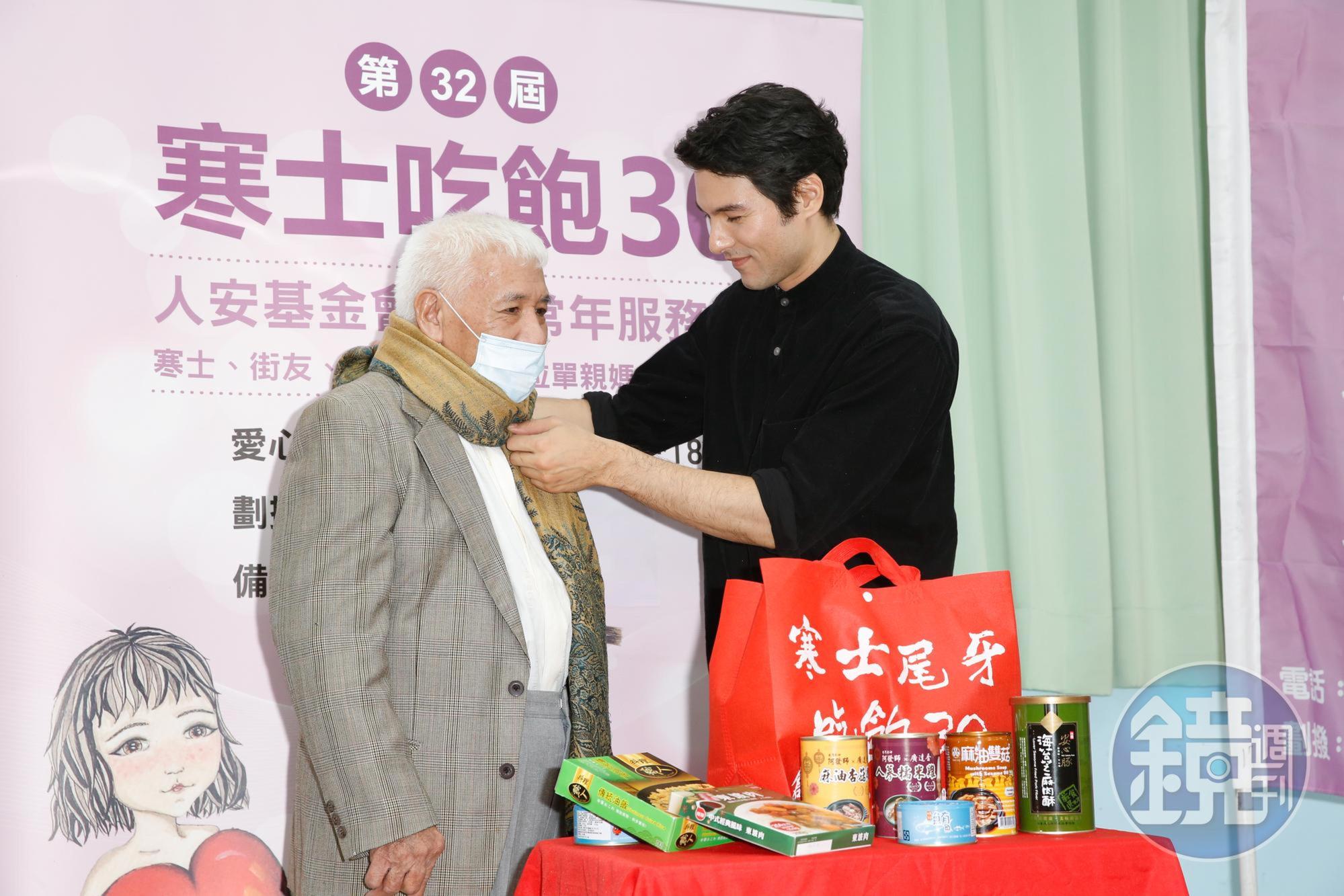 鳳小岳為寒式圍上圍巾讓對方感受到溫暖。