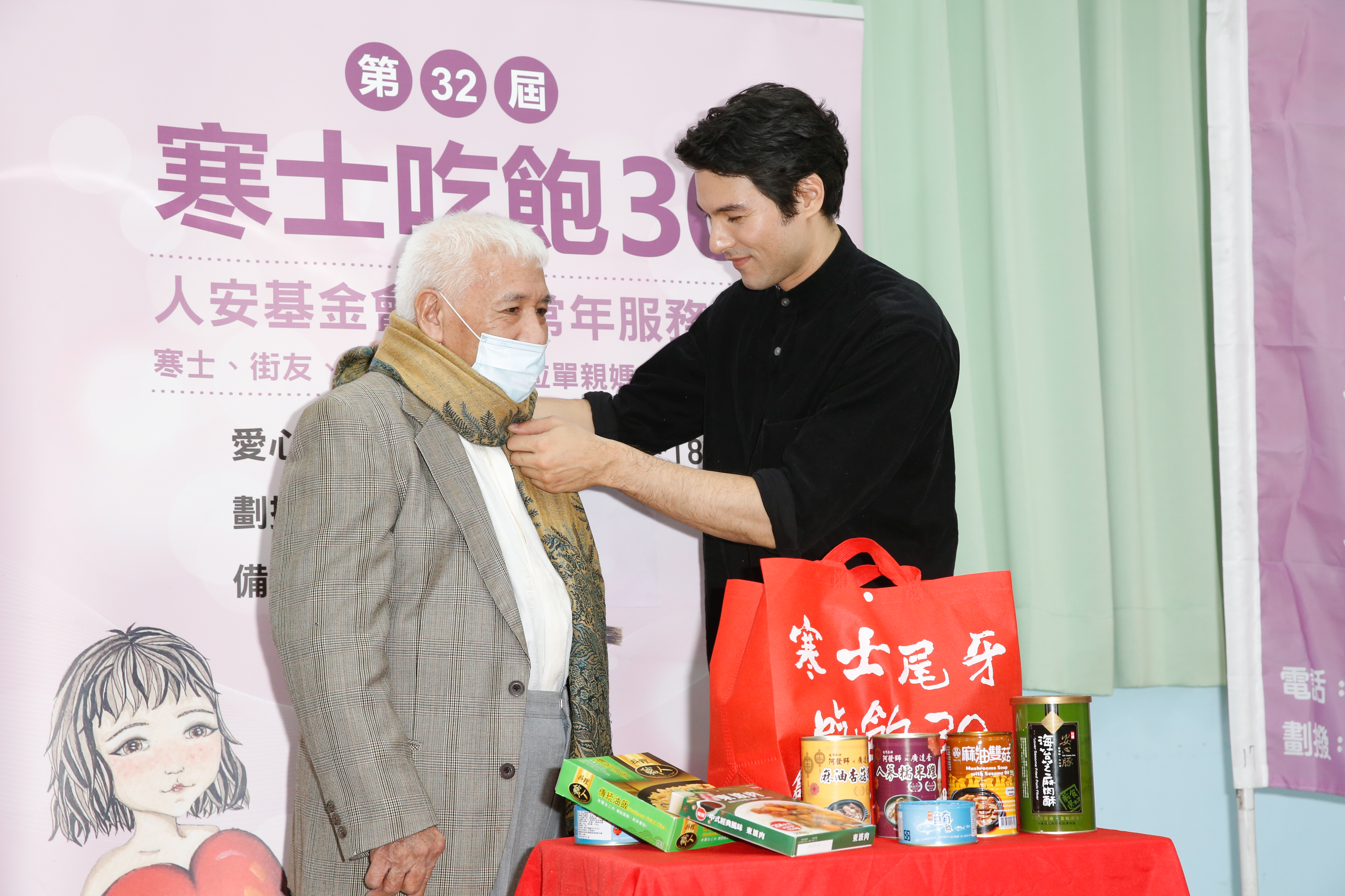 鳳小岳為寒式圍上圍巾讓對方感受到溫暖。