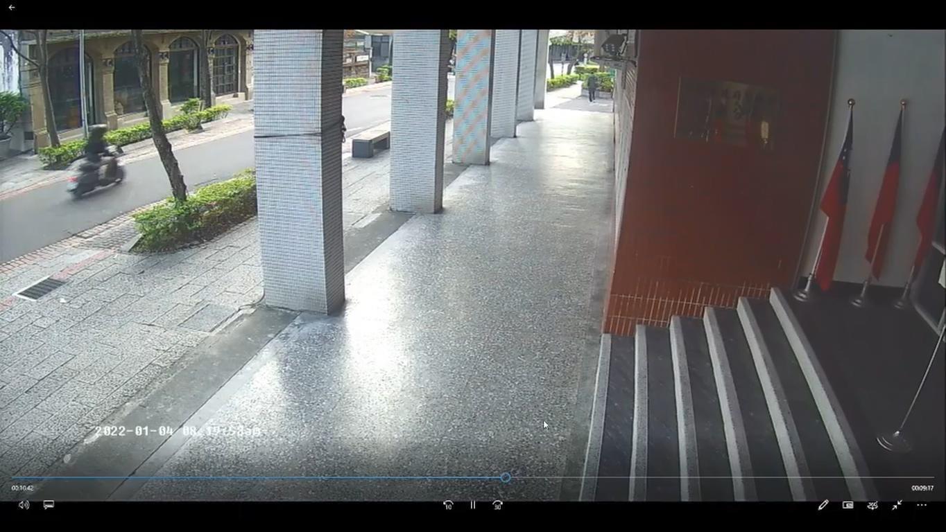 監視器拍下張男機車高速行駛。(翻攝畫面)
