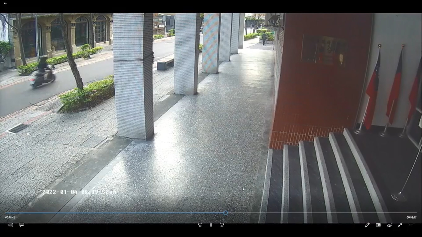 監視器拍下張男機車高速行駛。（翻攝畫面）