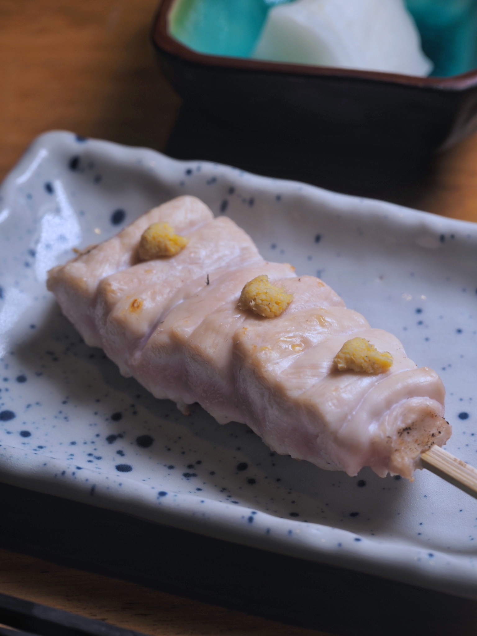 烤至半熟的雞胸相當考驗食材品質,內裡嫩甜不腥。(日向特別套餐內容)