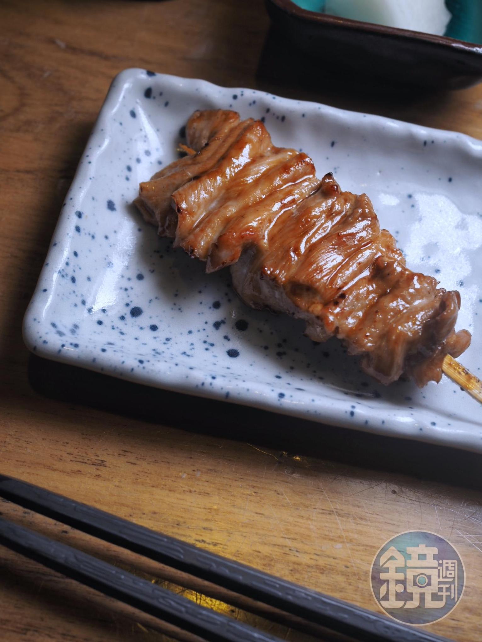 以蛇串手法處理的雞腿肉,能巴上更多醬汁,鹹甘油潤。(日向特別套餐內容)