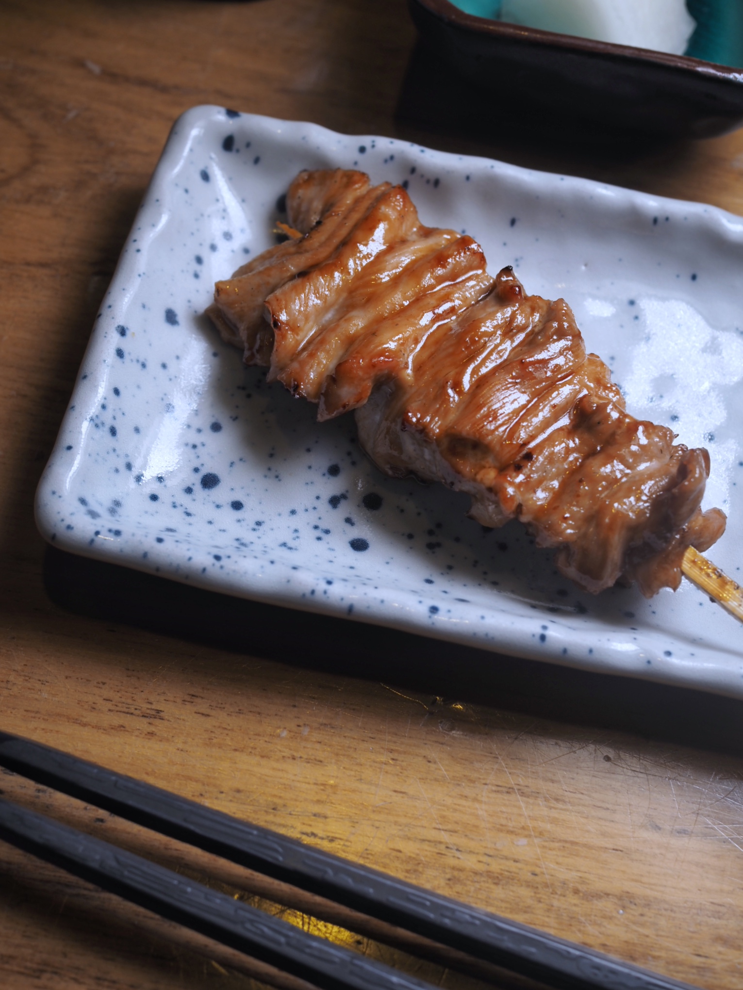 以蛇串手法處理的雞腿肉,能巴上更多醬汁,鹹甘油潤。(日向特別套餐內容)