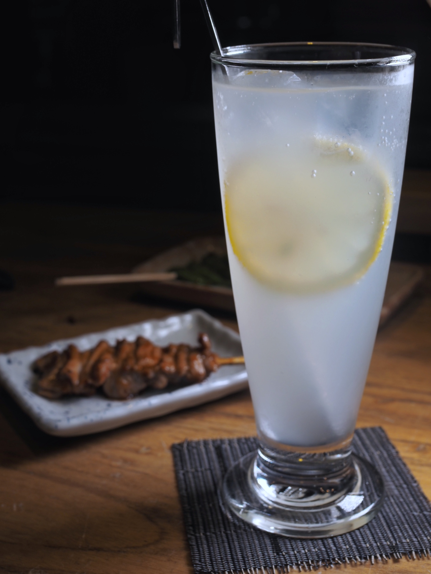 佐餐的「燒酎High」滴入平兵衛酢柑橘果汁,酸爽解膩。(180元/杯)