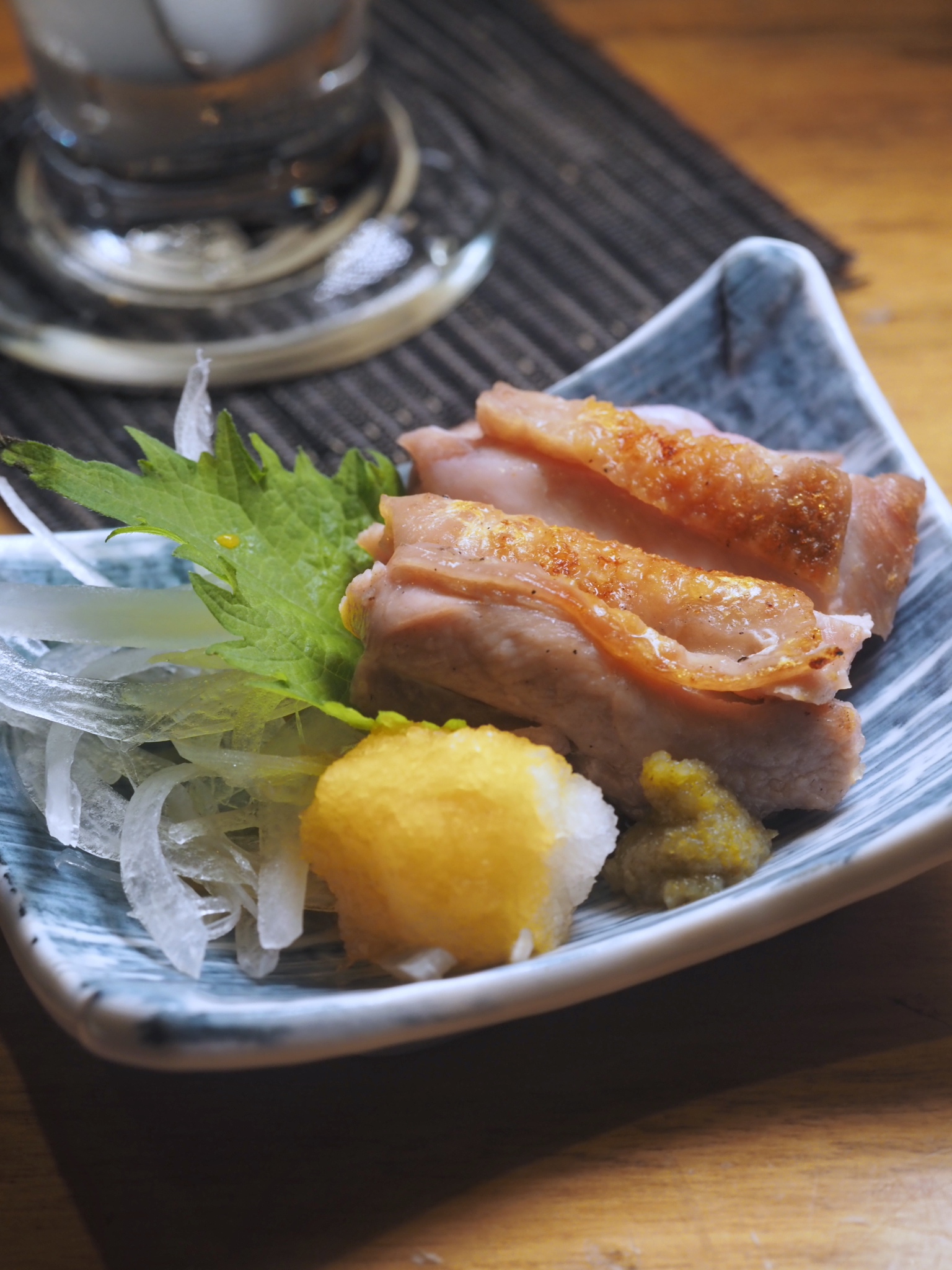 「橙醋雞肉半敲燒」雞皮噴香,很有宮崎風味。(日向特別套餐內容)