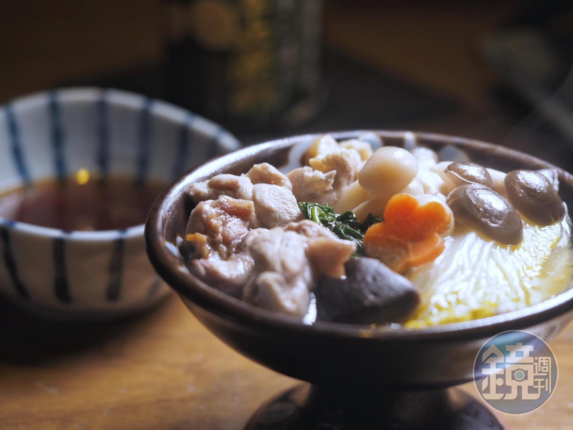 採位上的「雞白湯野菜水炊鍋」湯頭鮮潤,蘸上酢柑橘醬汁更增甜美。(日向特別套餐內容)